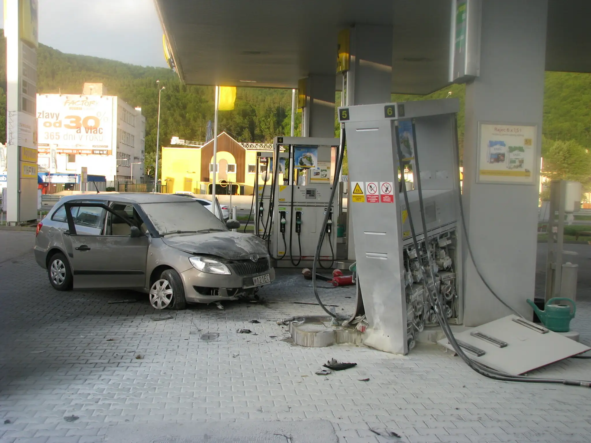 Auto narazilo na stojana na pumpe