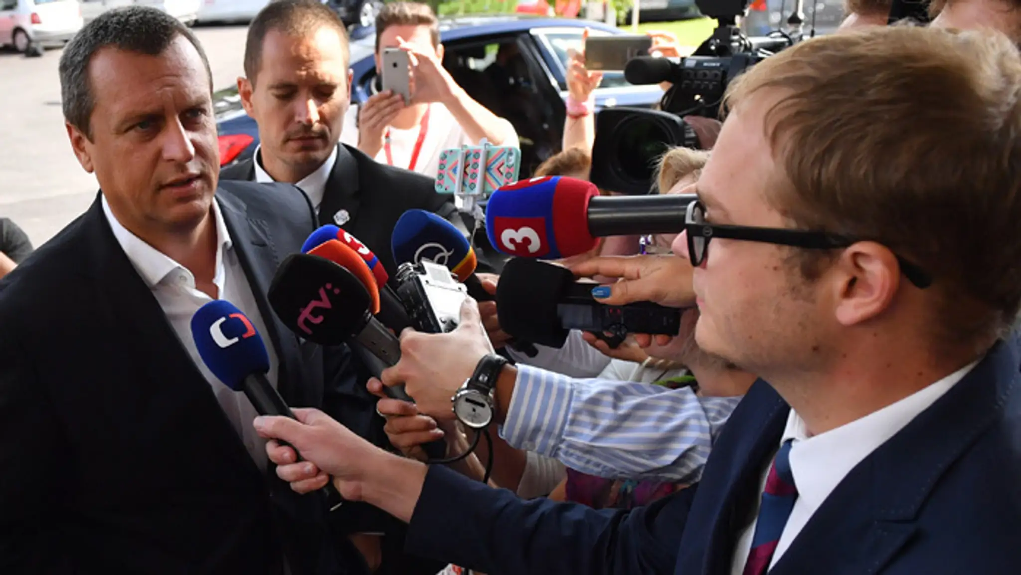 Predseda SNS Andrej Danko počas príchodu na rokovanie koaličnej rady v Bratislave. 