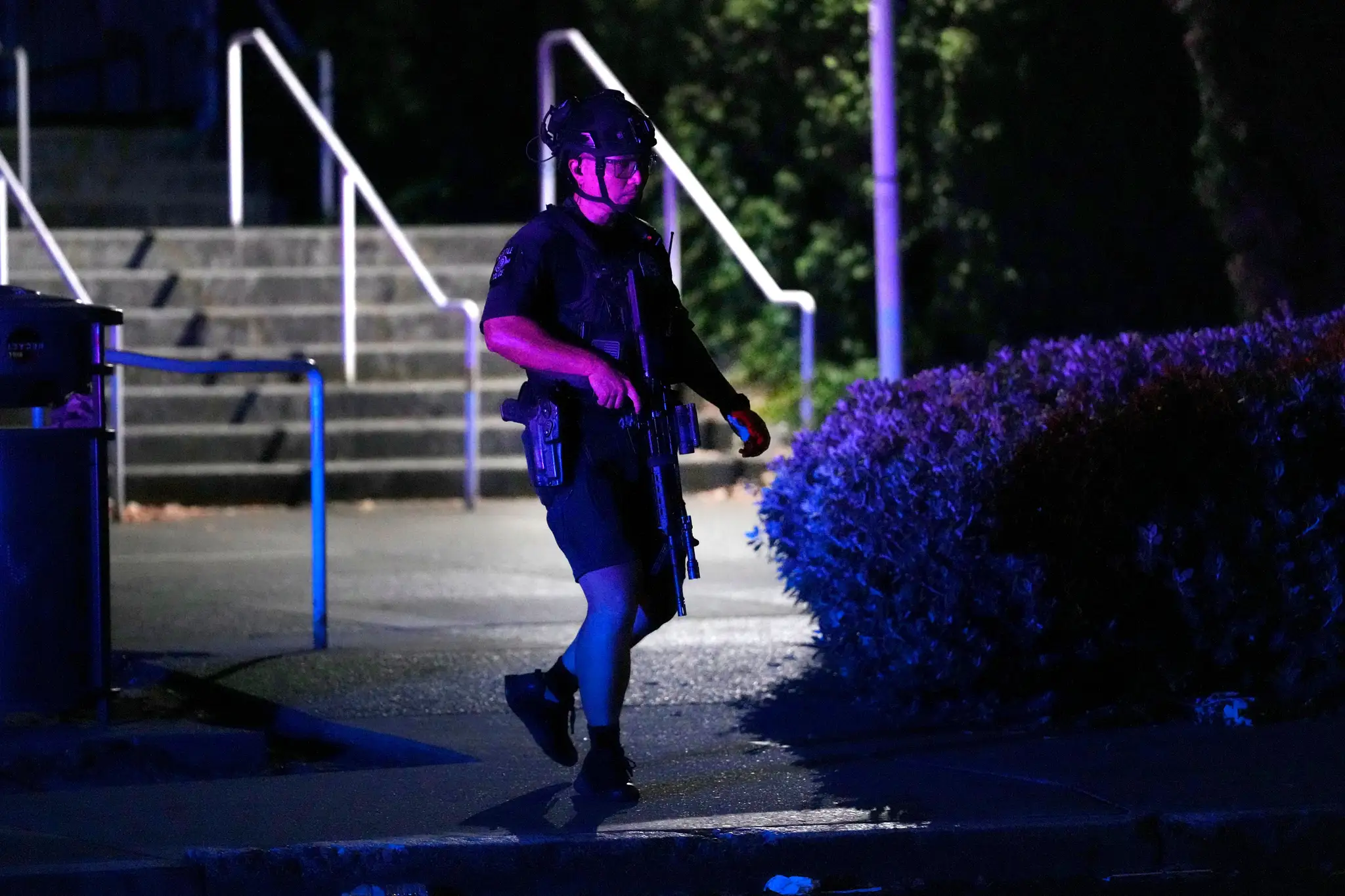 Na mieste sa pohybovali ozbrojení policajti.