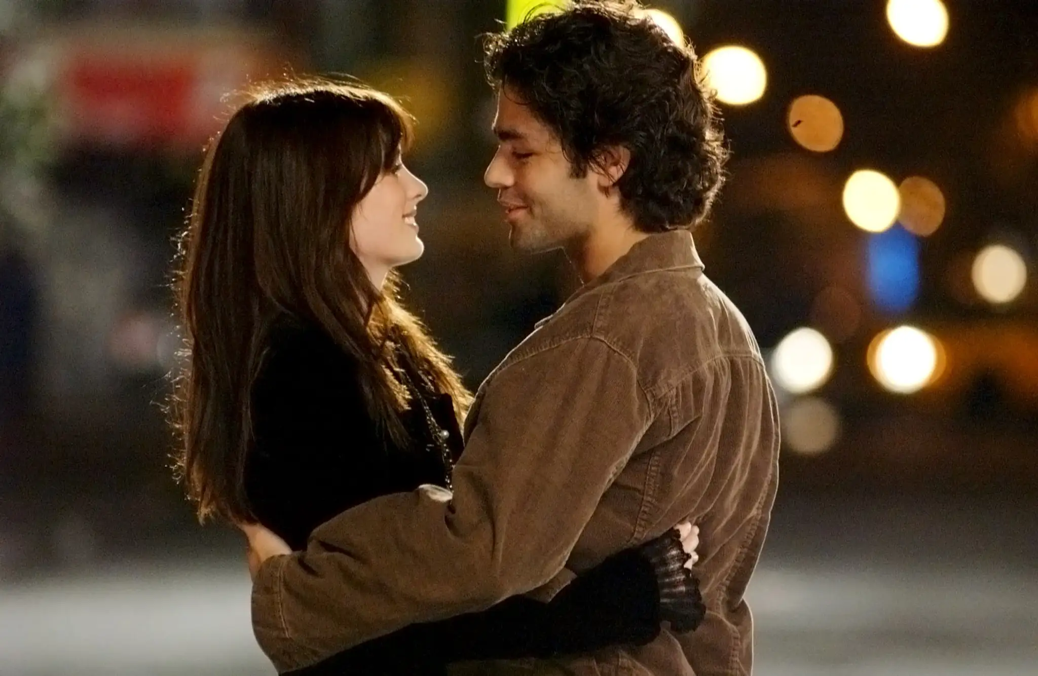 Anne Hathaway a Adrian Grenier vo filme Diabol nosí Pradu