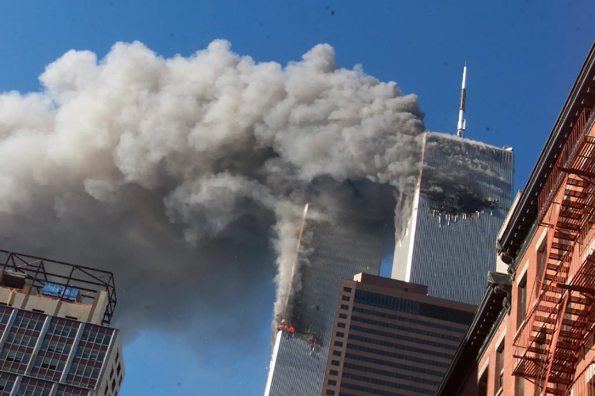 Na snímke z 11. septembra 2001 v New Yorku dym stúpa z dvojičiek Svetového obchodného centra.