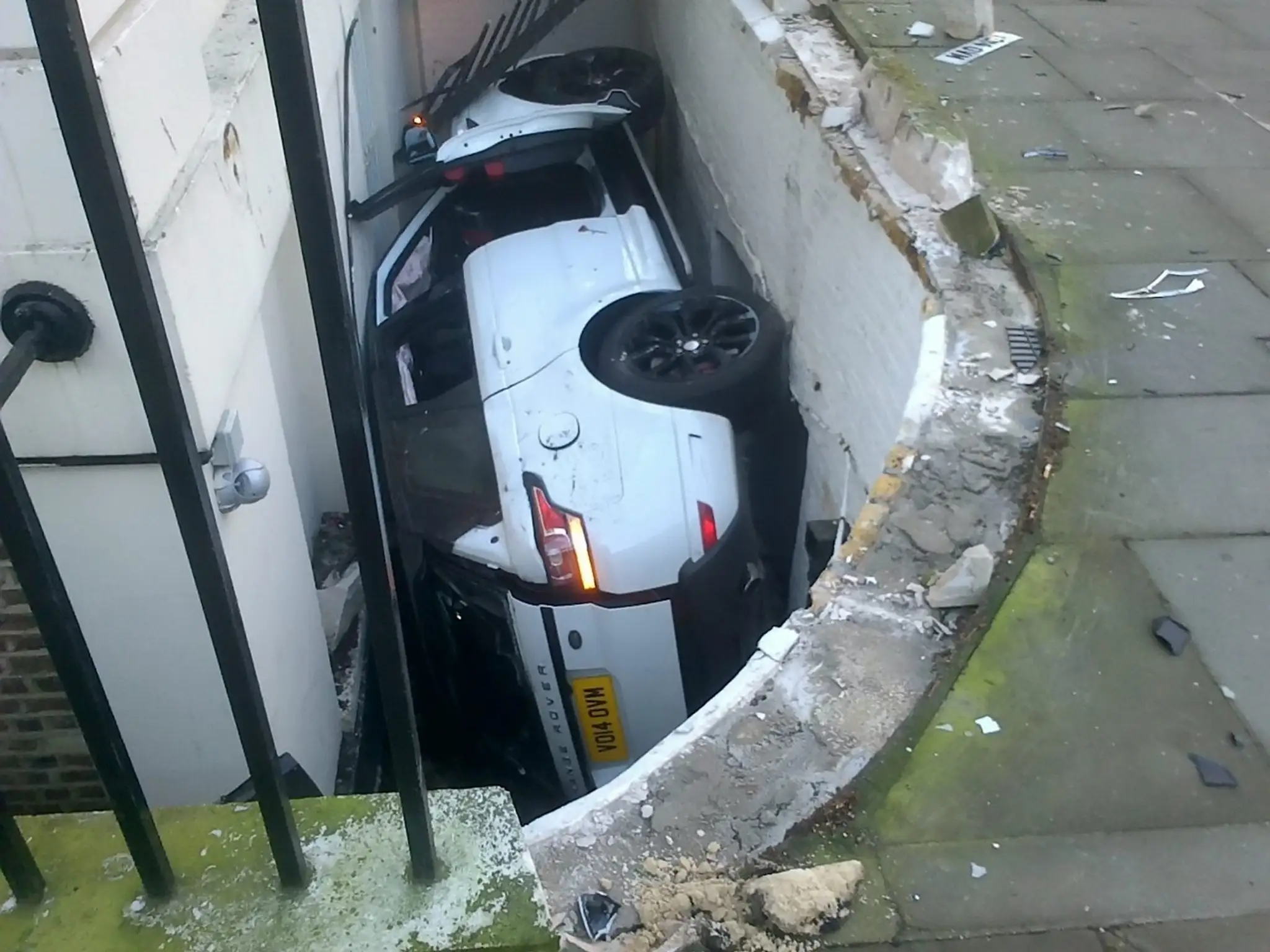 Range Rover v priekope