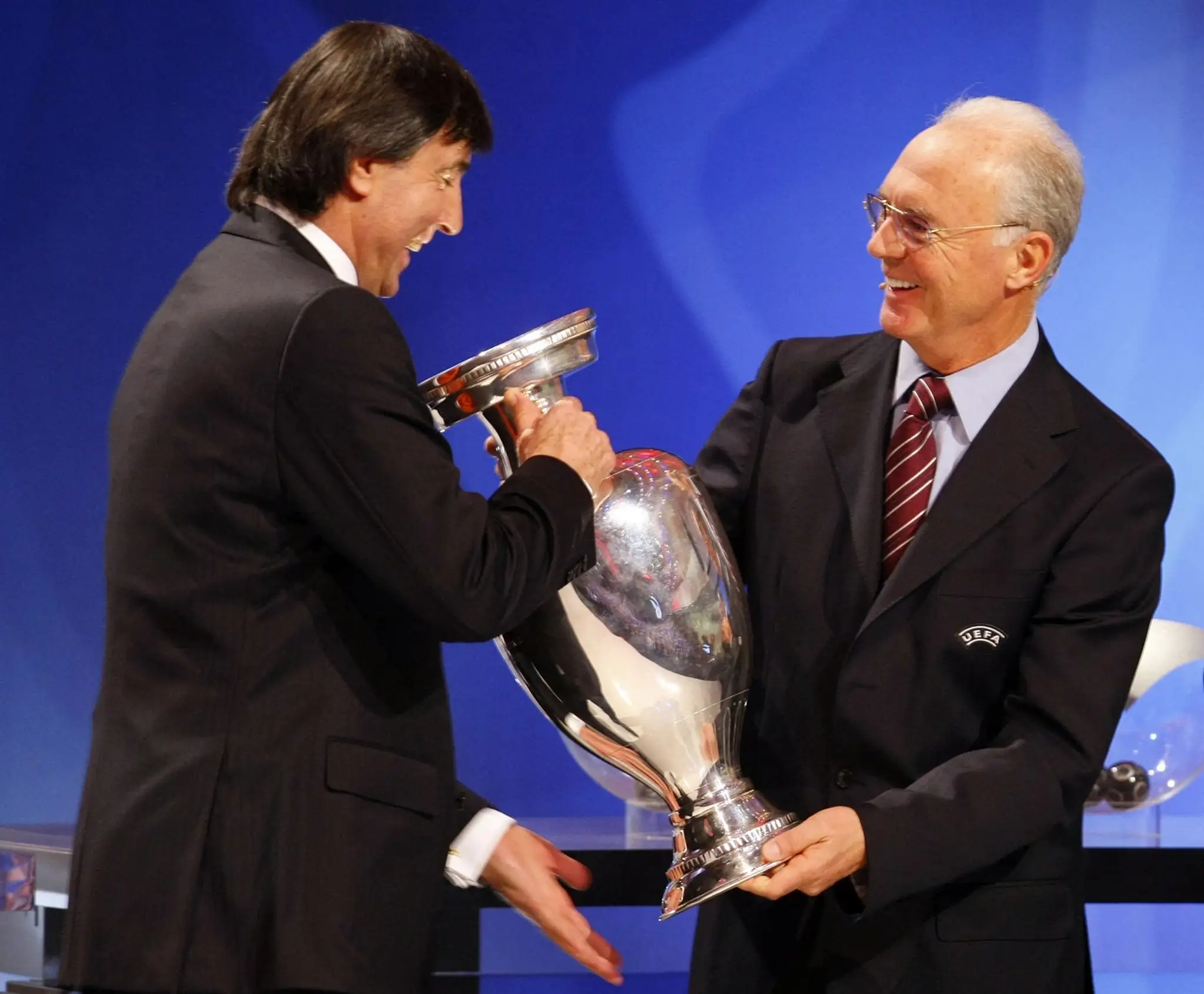Kamaráti Anton Ondruš (vľavo) a Franz Beckenbauer s trofejou pre majstra Európy.