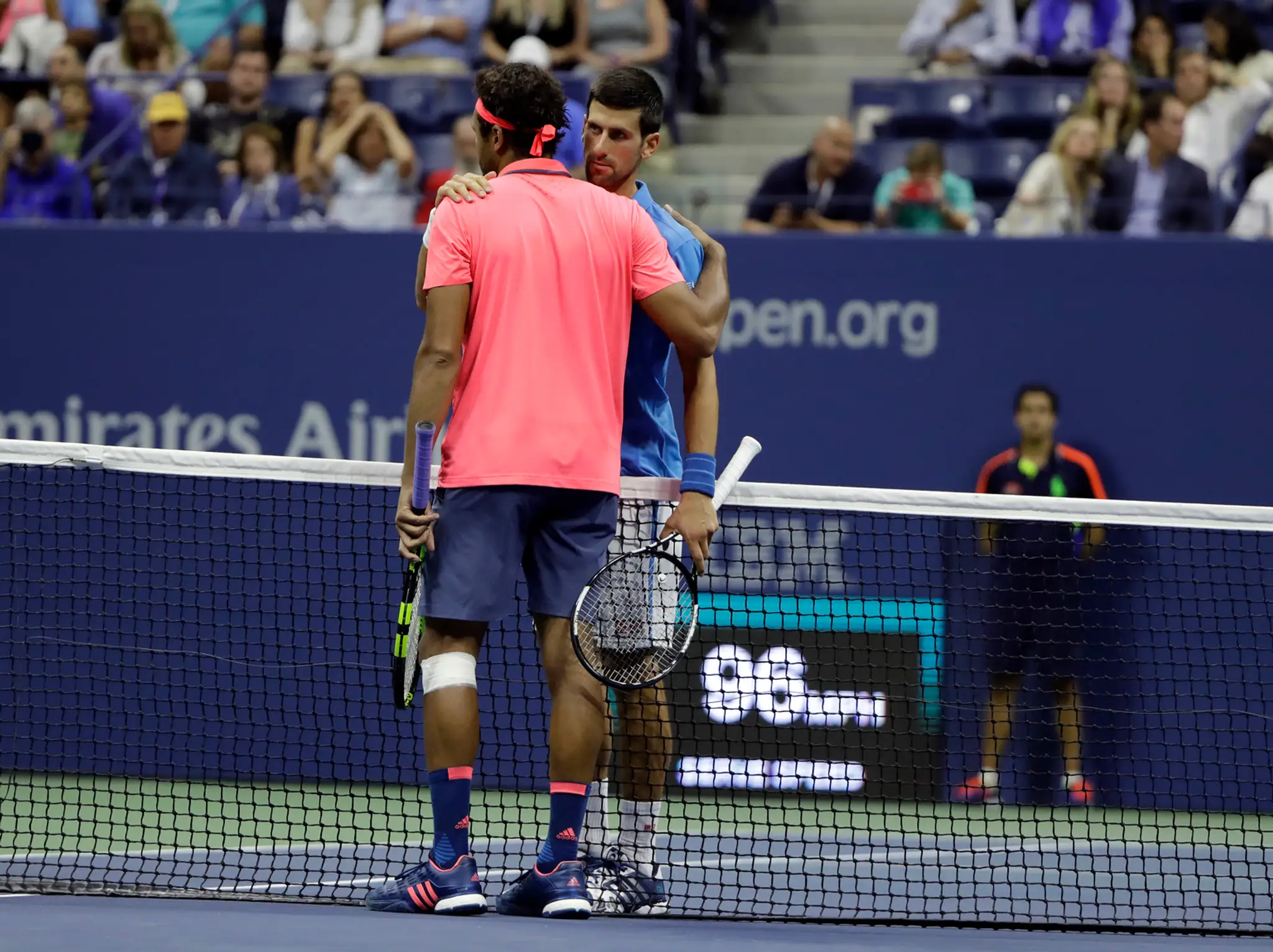 Jo-Wilfried Tsonga gratuluje k víťazstvu Novakovi Djokovičovi vo štvrťfinále US Open.