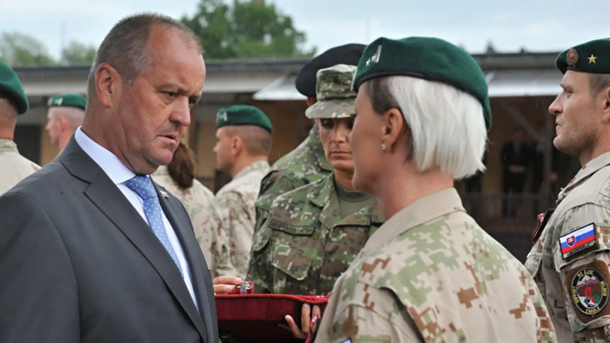Minister obrany Peter Gajdoš vyznamenáva vojačku po návrate v operácii Resolute Support v Afganistane.