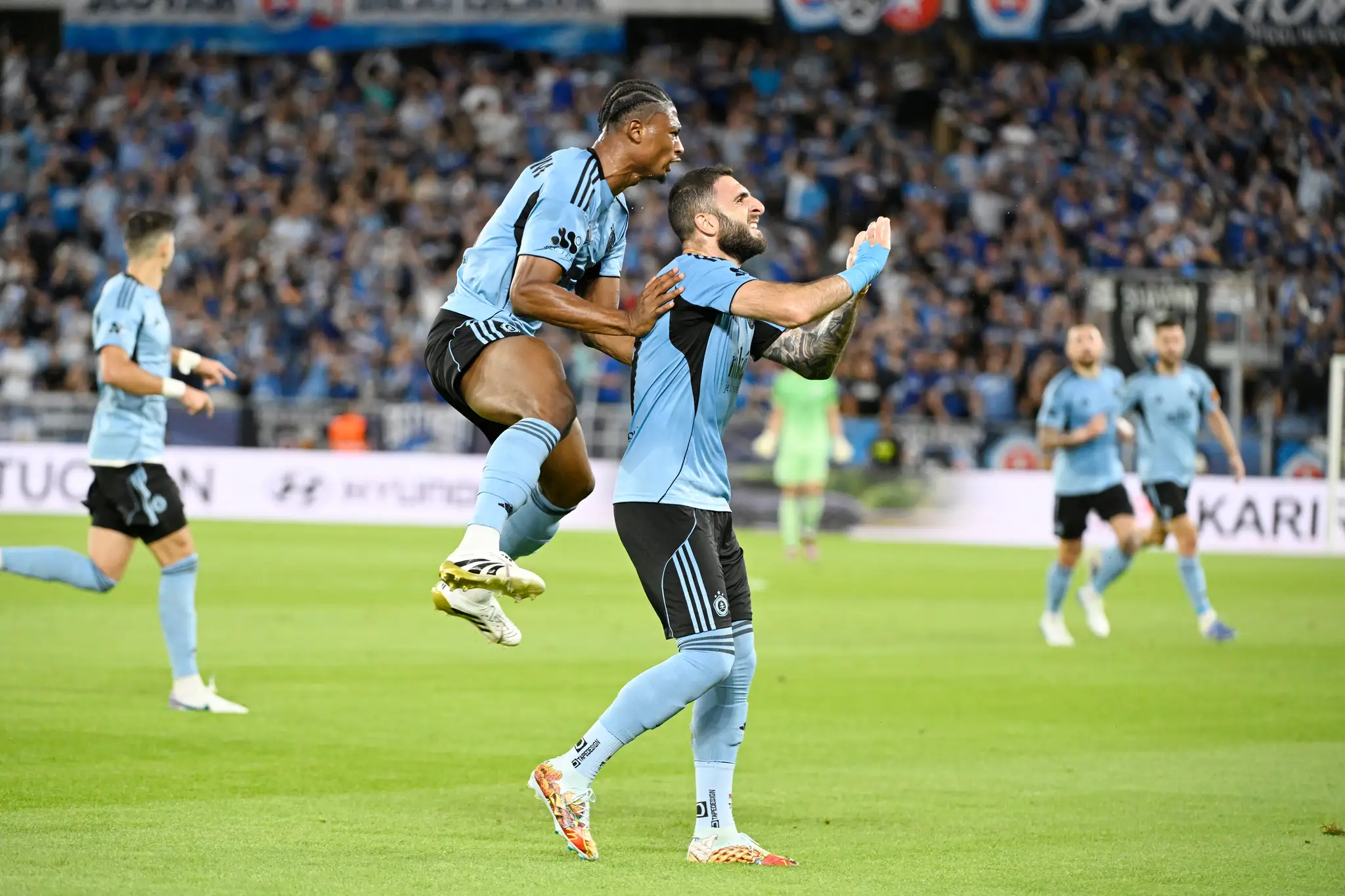 Na snímke v popredí vpravo Tigran Barseghjan a vľavo hore Rahim Ibrahim (obaja Slovan).