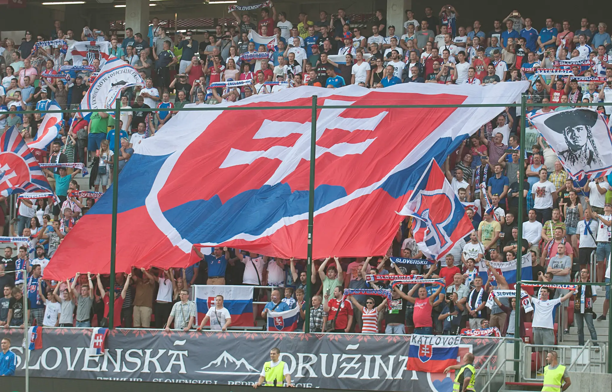 Slovenskí priaznivci so štátnou vlajkou počas duelu kvalifikácie MS 2018 proti Anglicku.