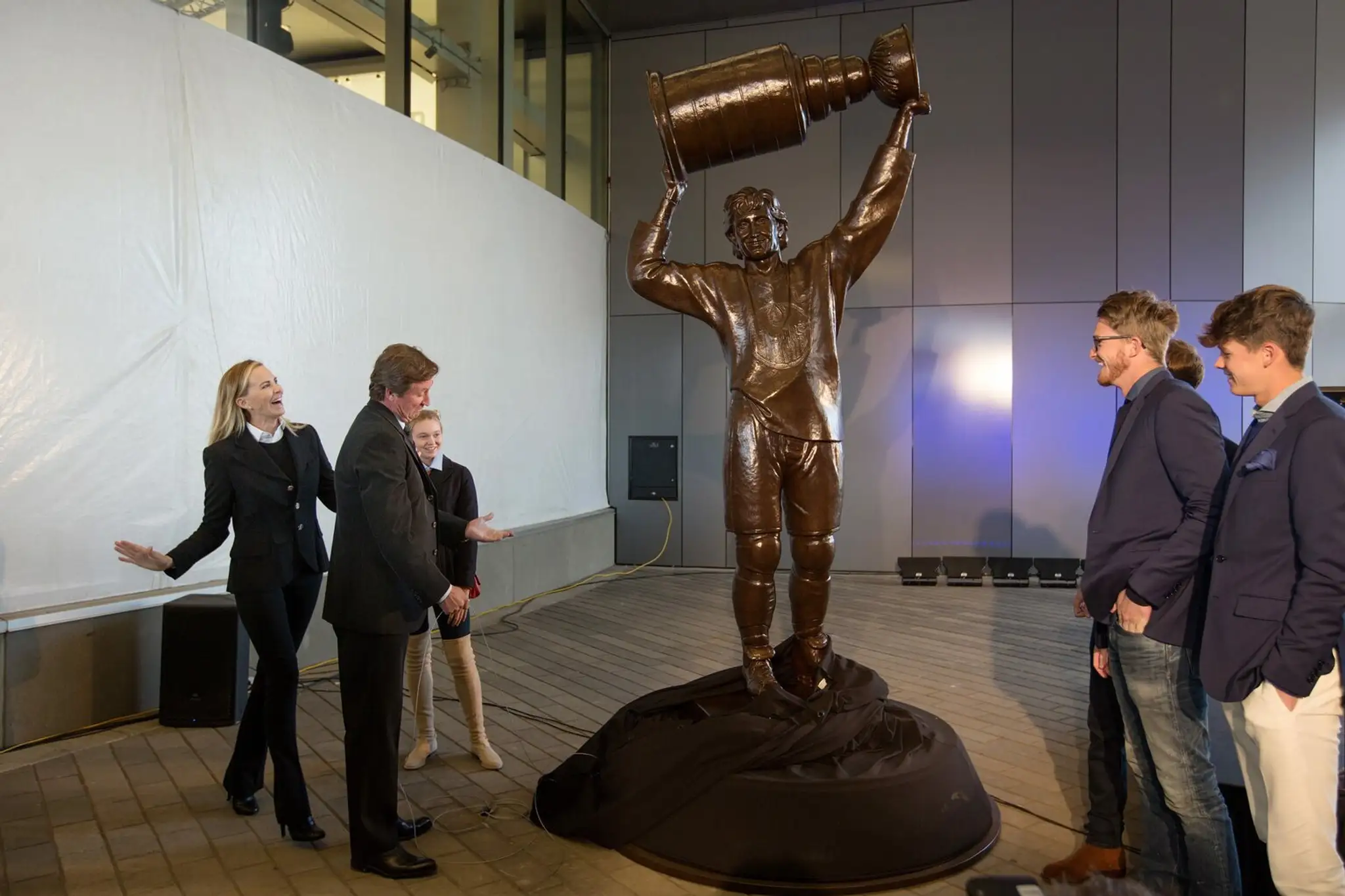 Wayne Gretzky počas odhalenia jeho sochy so Stanleyho pohárom nad hlavou, ktorá si našla svoje miesto pred Sieňou slávy Edmonton