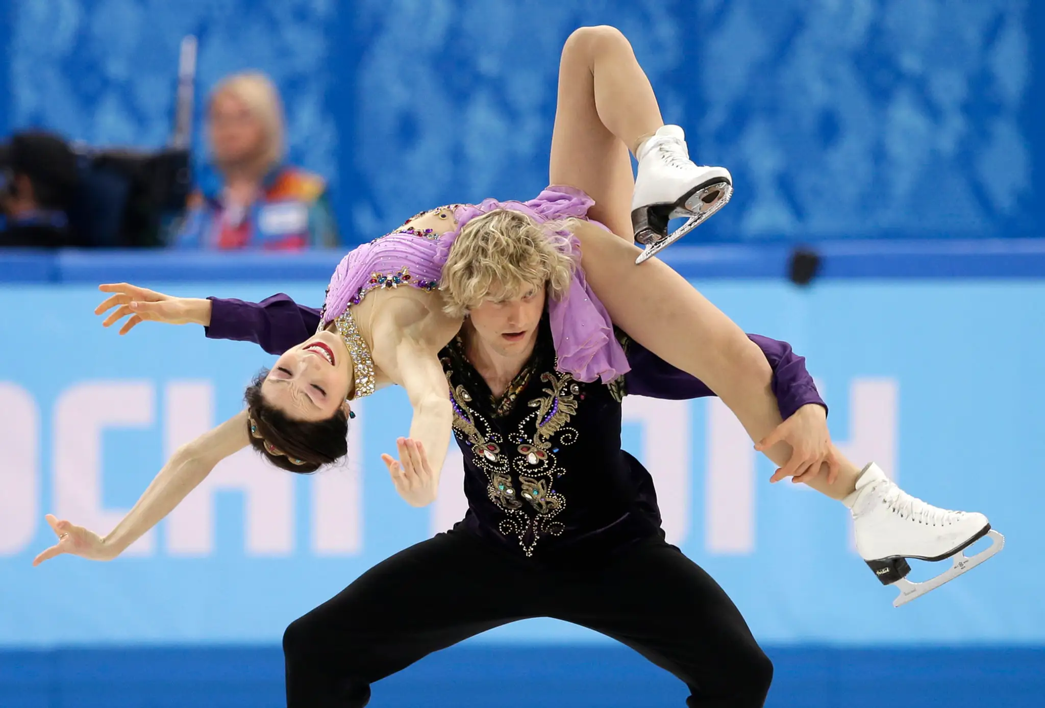Americkí krasokorčuliari Meryl Davisová a Charlie White získali zlaté medaily v súťaži tanečných párov.jpg