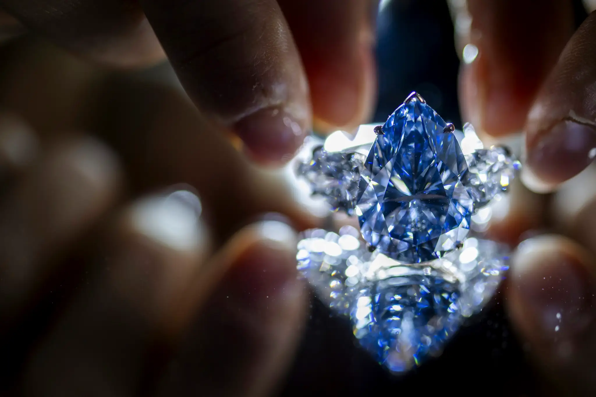 Na snímke mimoriadne vzácny modrý diamant Bleu Royal.