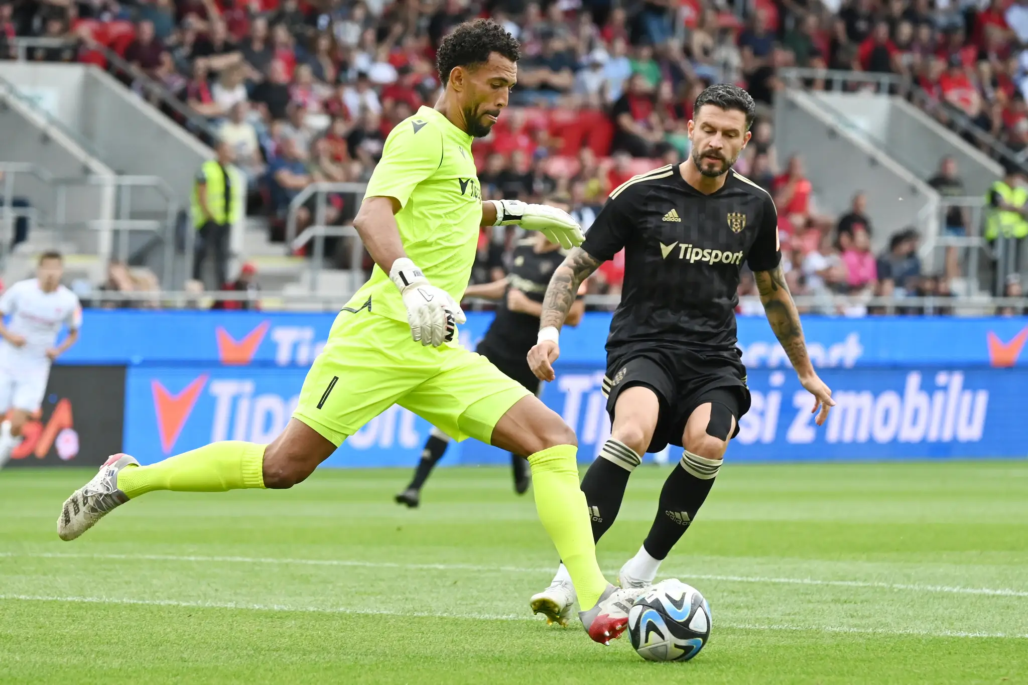 Na snímke sprava futbalista Trnavy Marco Djuričin a brankár Trenčína Vozinha.