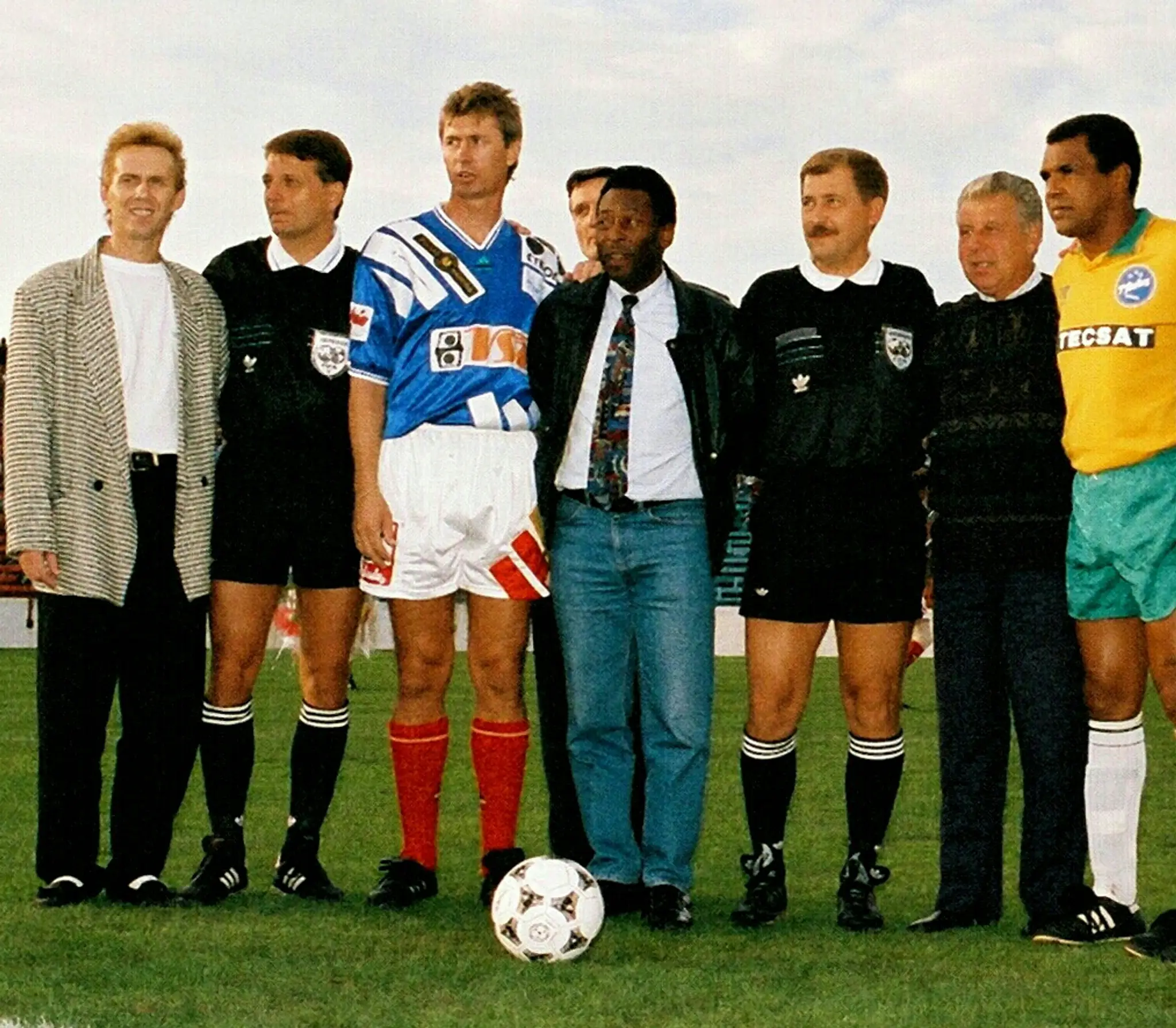 Historický okamih. Čestný výkop exhibičného zápasu legiend Slovensko verzus Brazília (0:4) 18.9.1994 v Košiciach. Zľava: Joe Borbély, postranný rozhodca, Ján Kocian, Pelé, hlavný rozhodca, Josef Masopust a kapitán kanárikov Luiz Pereira.