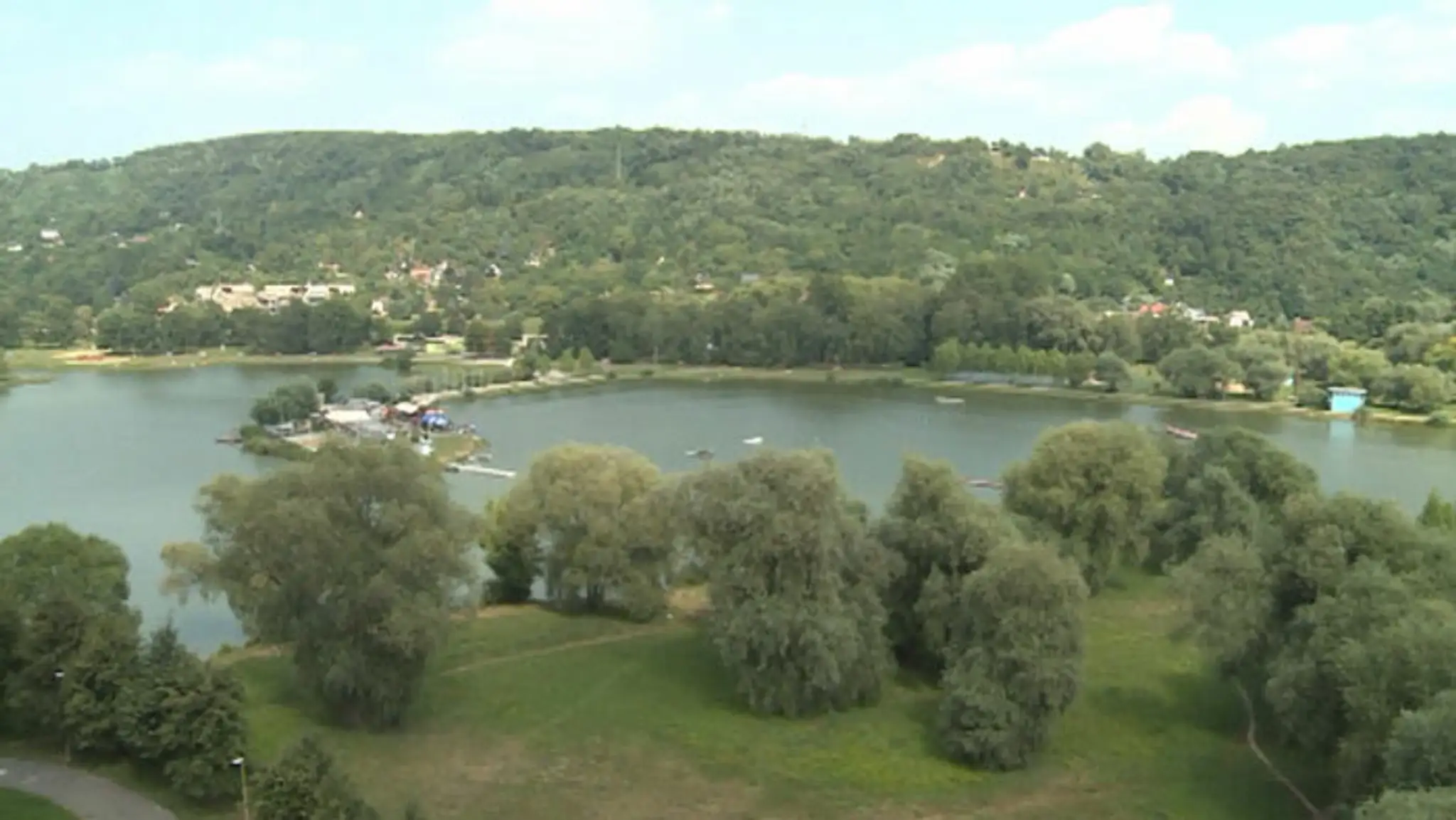 Sinice v jazere môžu spôsobiť bolesti hlavy či kŕče