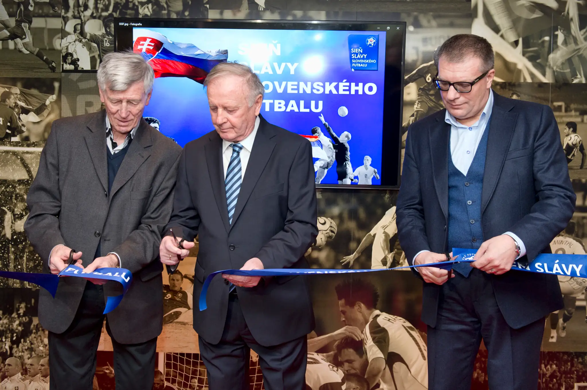 Na snímke slovenské futbalové legendy zľava Jozef Adamec a Jozef Vengloš a vpravo prezident SFZ Ján Kováčik.