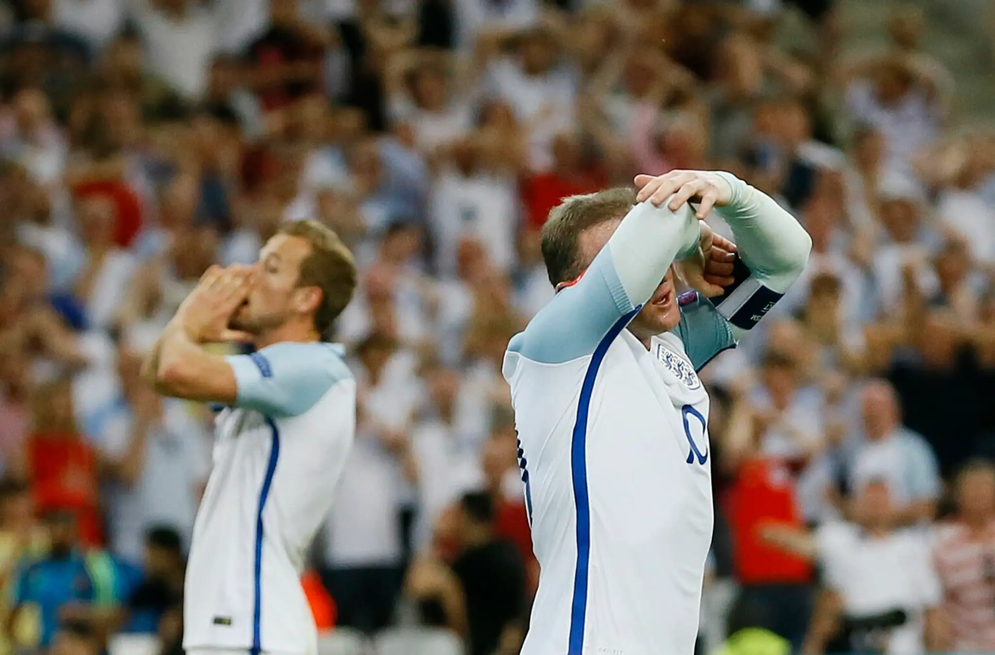 Kapitán anglickej reprezentácie Wayne Rooney (vpravo) a Harry Kane reagujú po nepremenej šanci v zápase s Ruskom na ME vo Francú