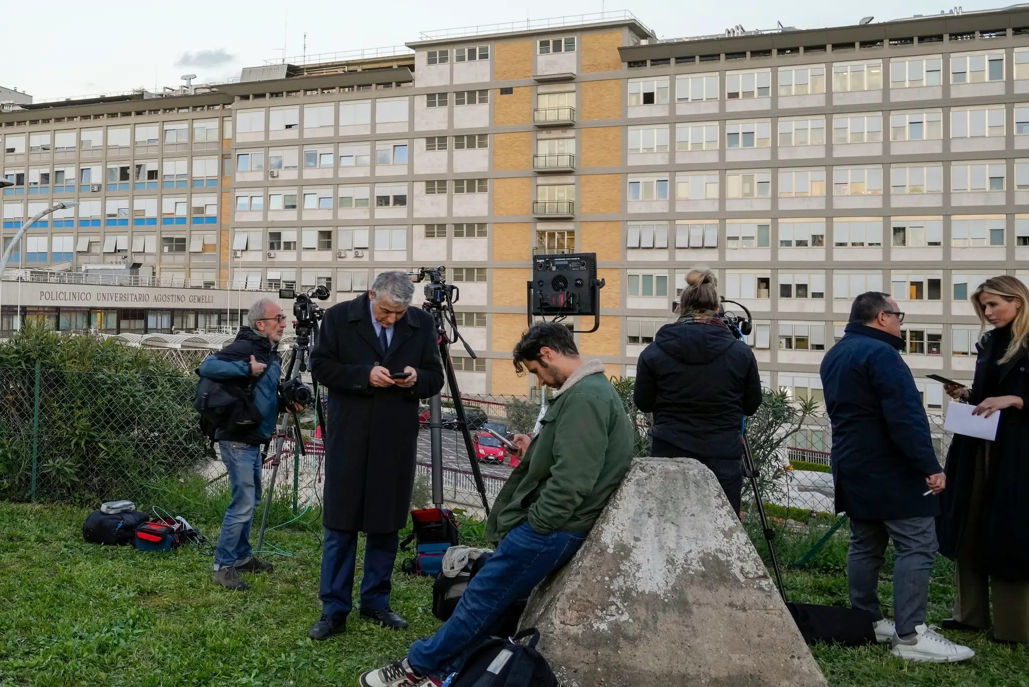 Novinári čakajú pred Univerzitnou nemocnicou Agostina Gemelliho v Ríme.