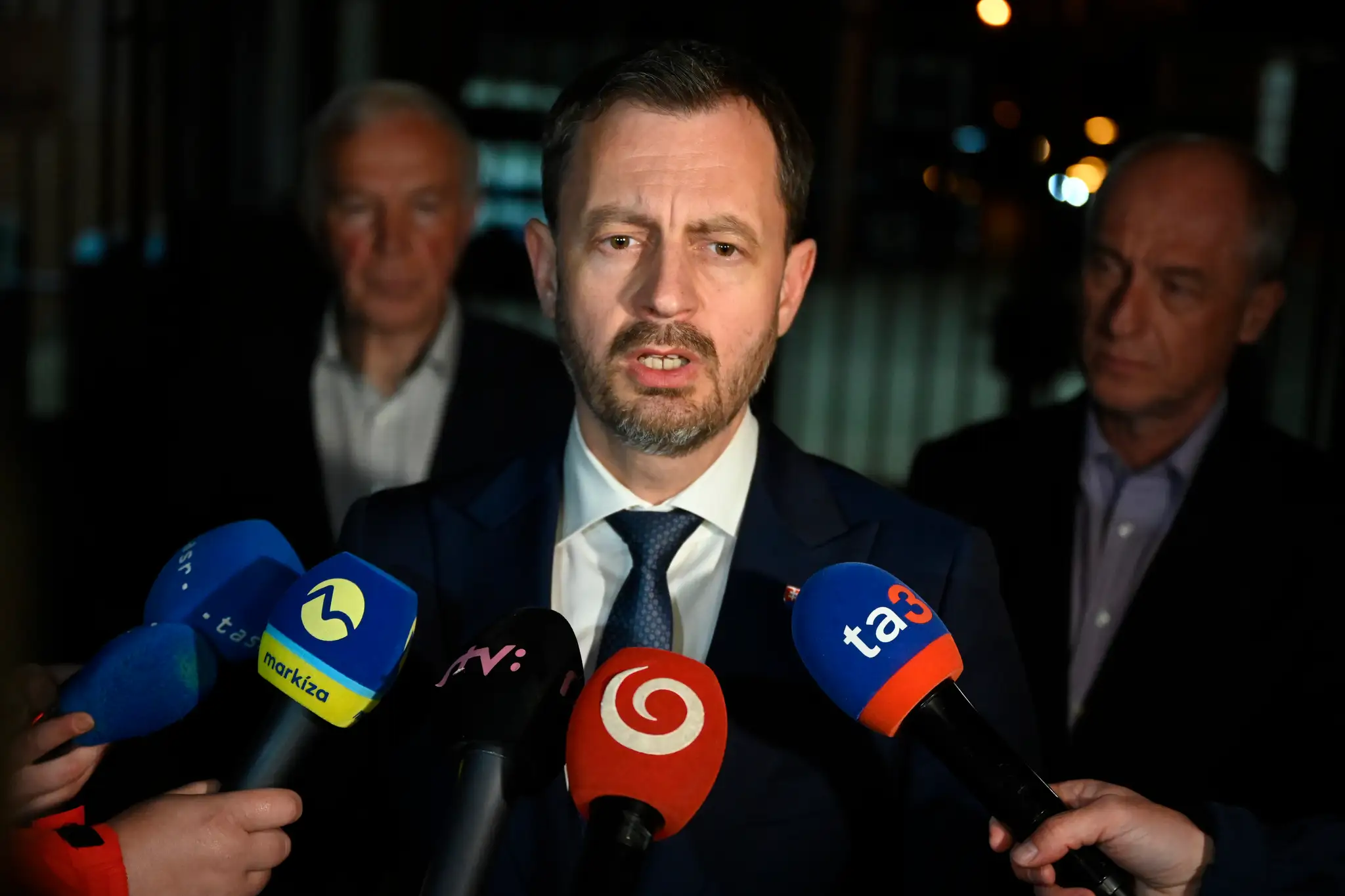 Premiér Eduard Heger na mieste nešťastia v Novákoch.