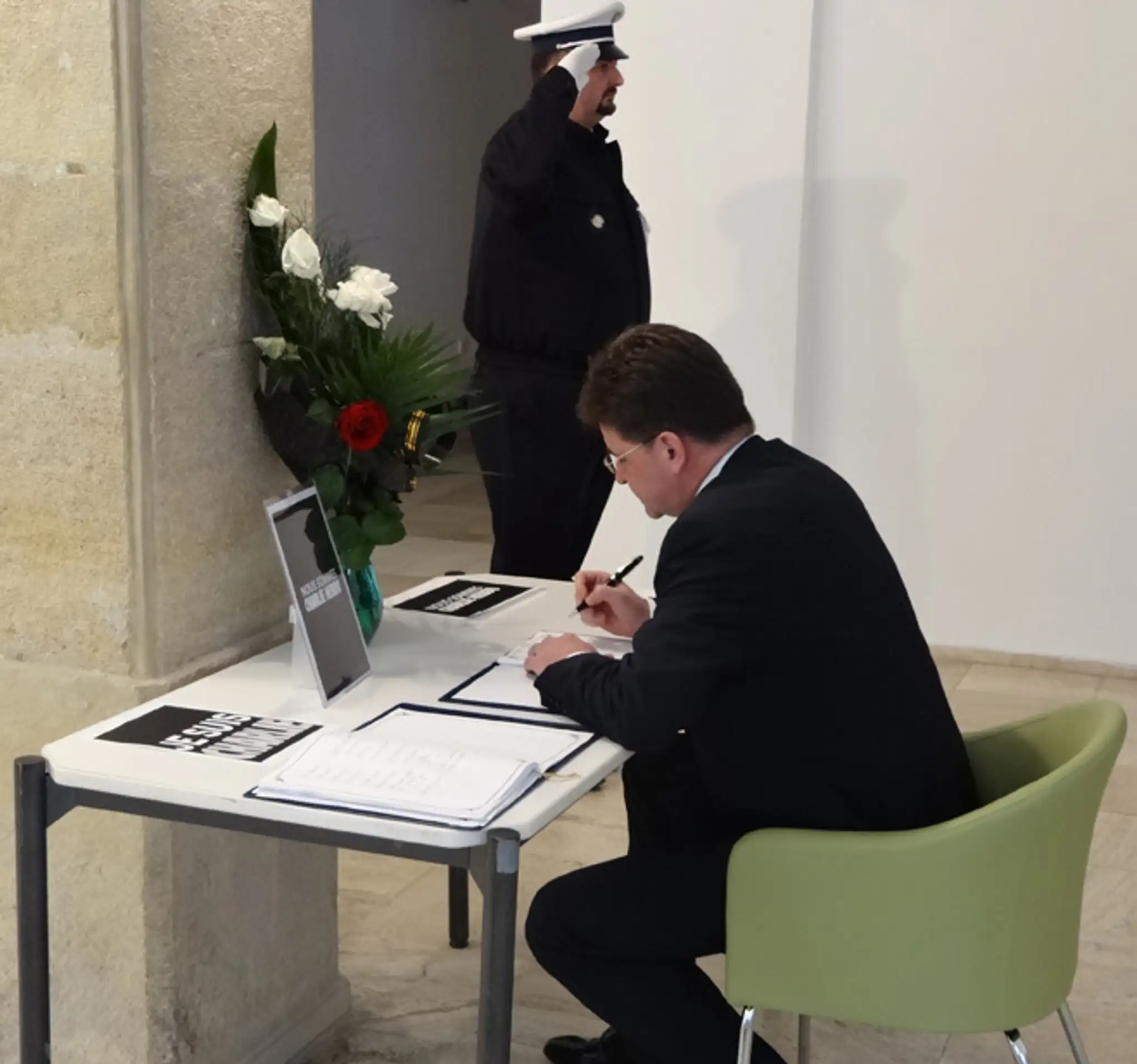 Šéf diplomacie Miroslav Lajčák si uctil obete kondolenciou na francúzskej ambasáde.