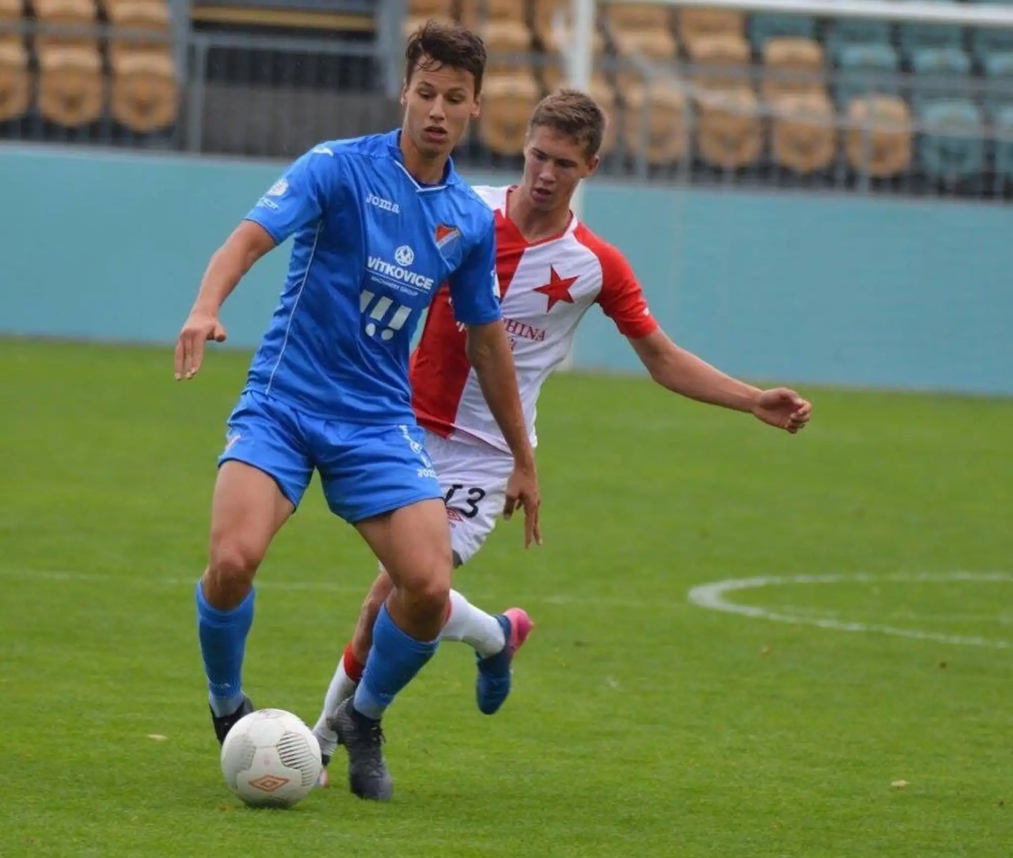 Na archívnej snímke hore tretí zľava Martin Vician v reprezentácii do 17 rokov.