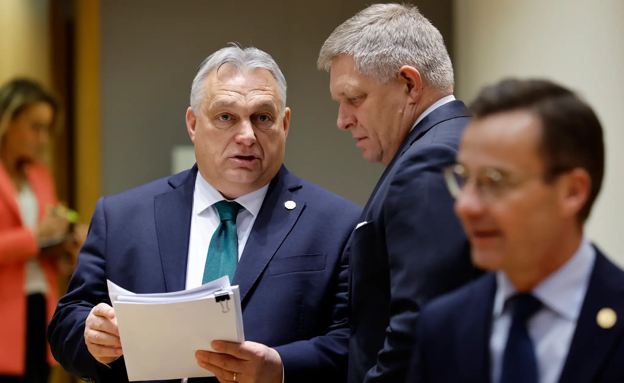 Slovenský premiér Robert Fico (vpravo) a maďarský premiér Viktor Orbán sa rozprávajú počas summitu EÚ.