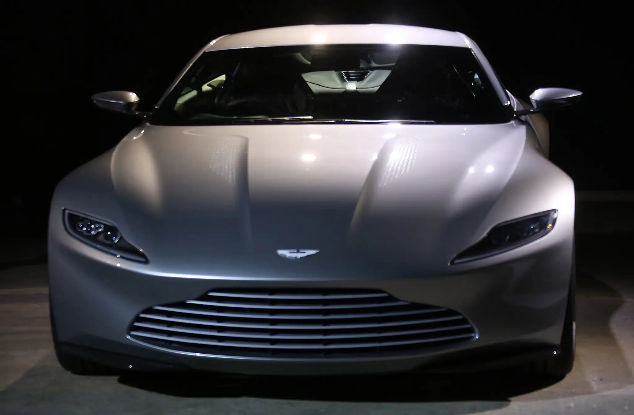 Aston Martin DB10, ktorý dnes predstavili v Londýne, bude súčasťou 24. pokračovania akčnej série James Bond pod názvom Spectre 4
