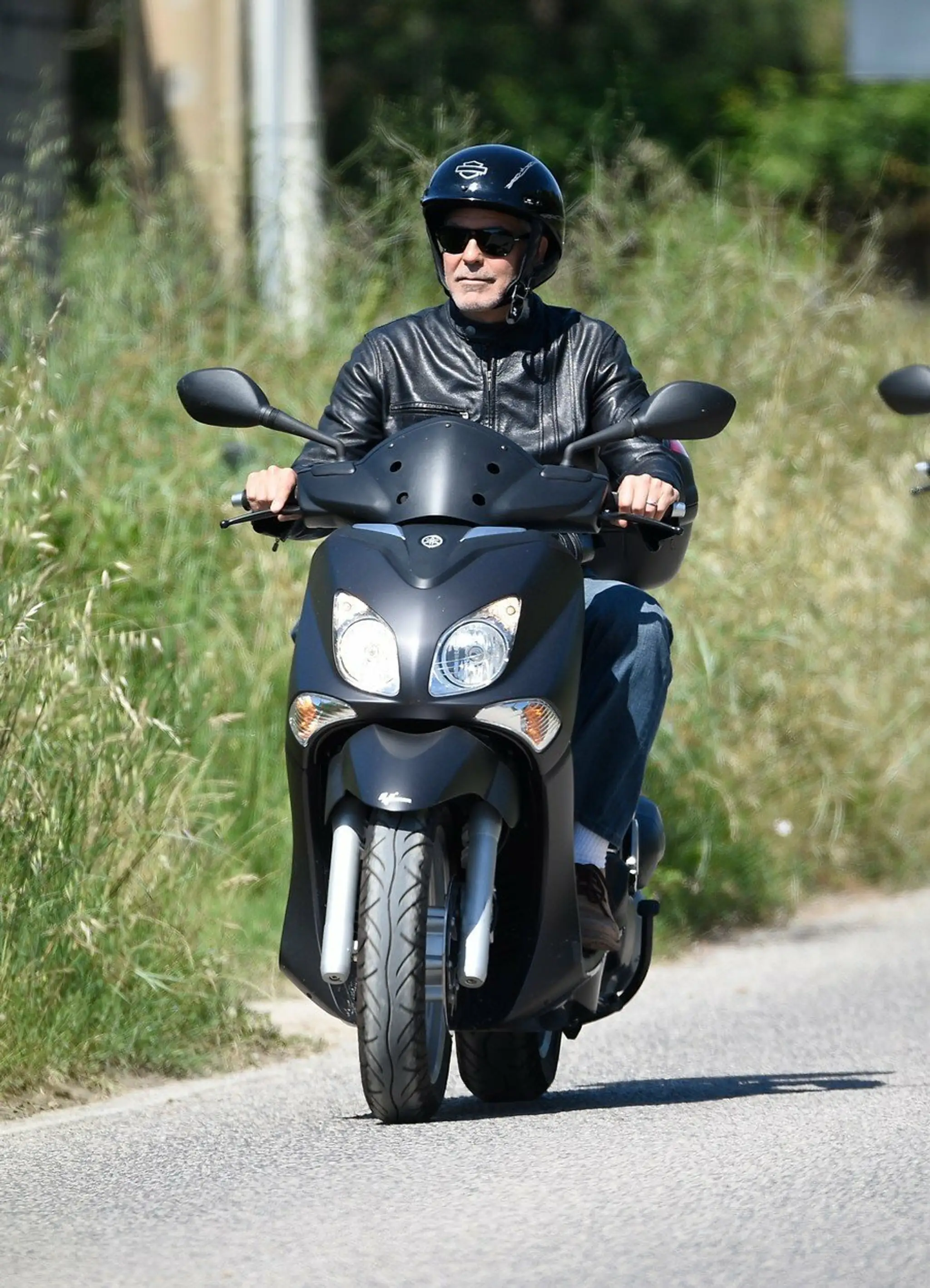 George Clooney na skútri na Sardínii