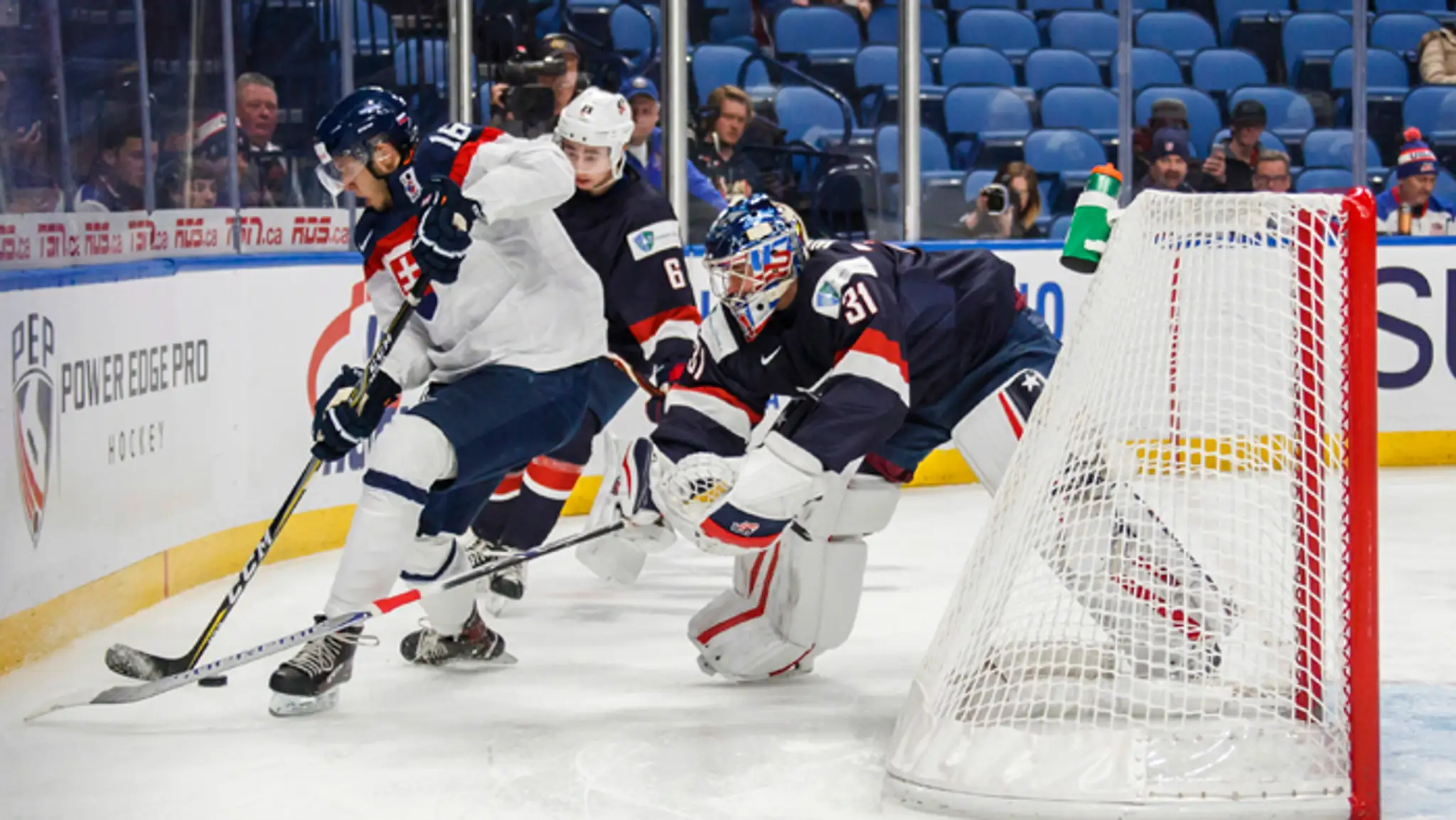 Americký hráč do 20 rokov Joey Anderson a Peter Kundrik (20) na MS v Buffalo.