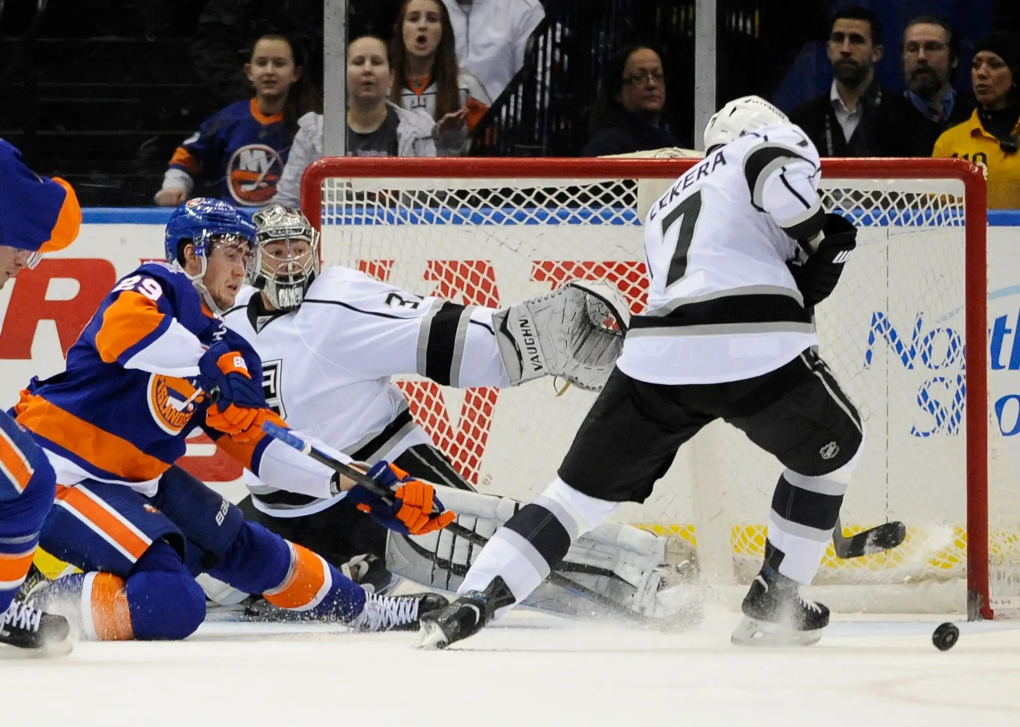 Brankár Los Angeles Jonathan Quick a obranca Andrej Sekera (7) v akcii proti Brockovi Nelsonovi