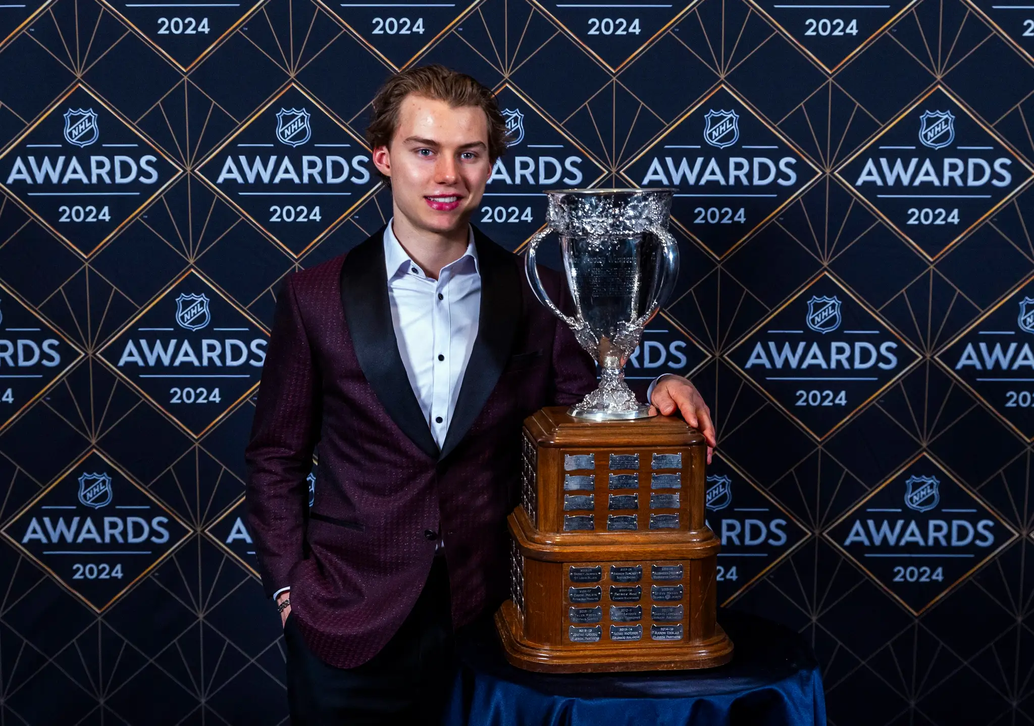 Connor Bedard s Calderovou trofejou.