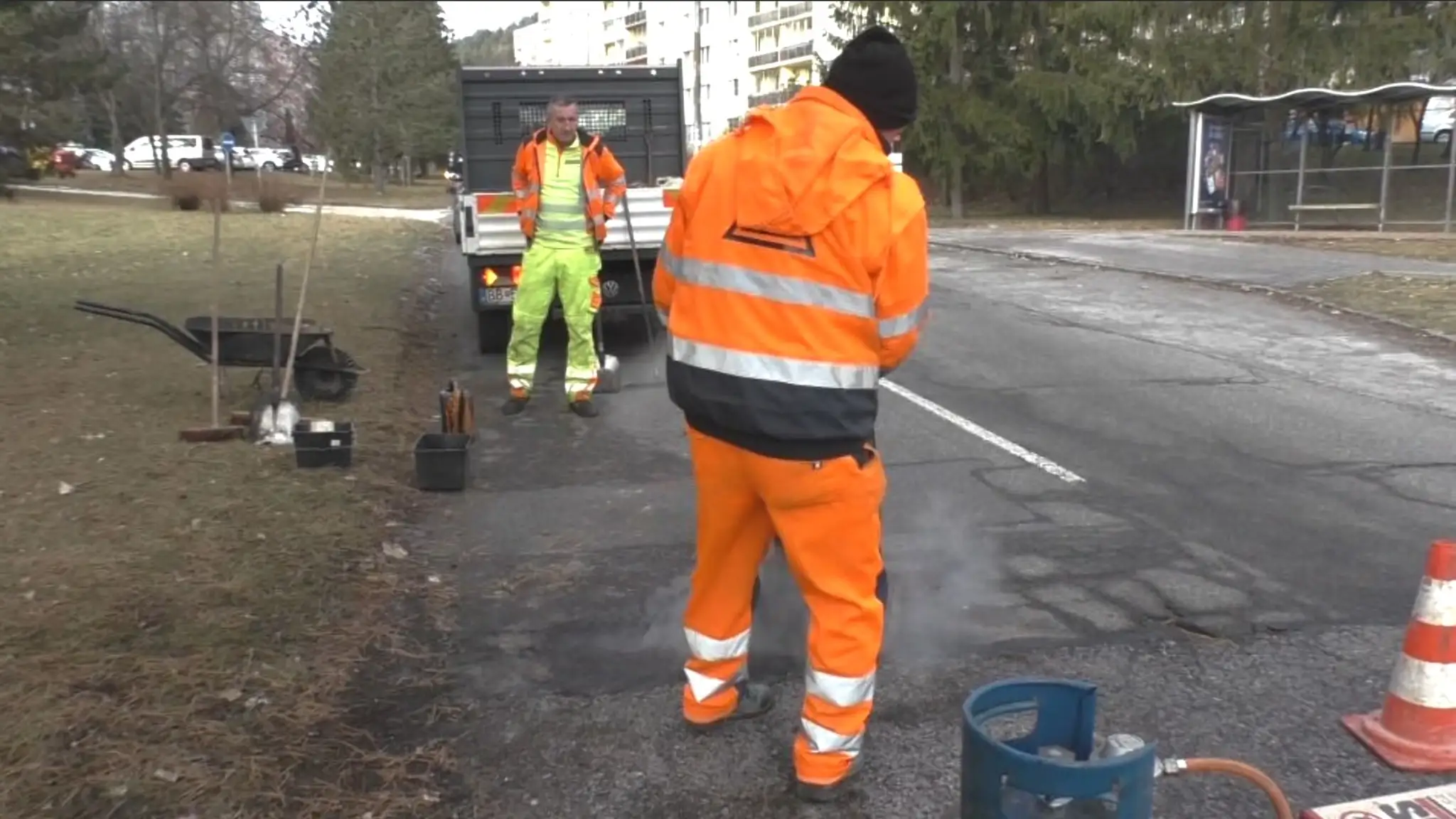 Výtlky v Košiciach opravujú aj v zime. 