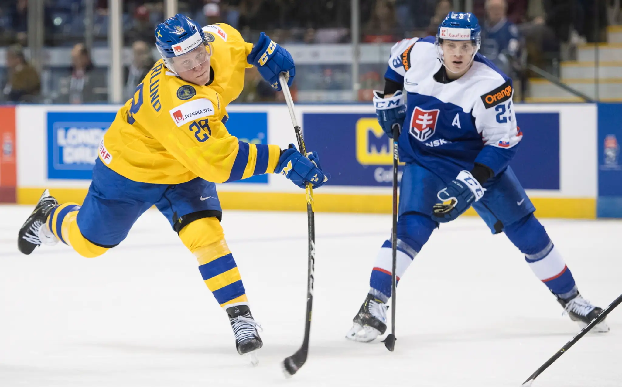 Kanaďan Noah Dobson oslavuje gól proti Švajčiarsku na MS do 20 rokov.