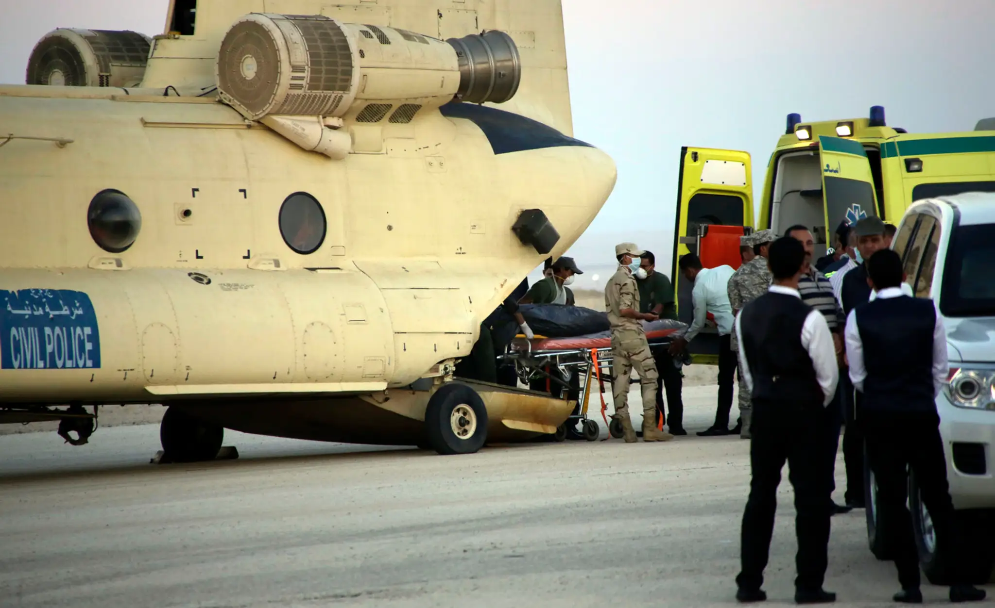 Egyptskí záchranári vykladajú telá obetí Airbusu 321 na letisku Kabrit, 32 kilometrov od mesta Suez.