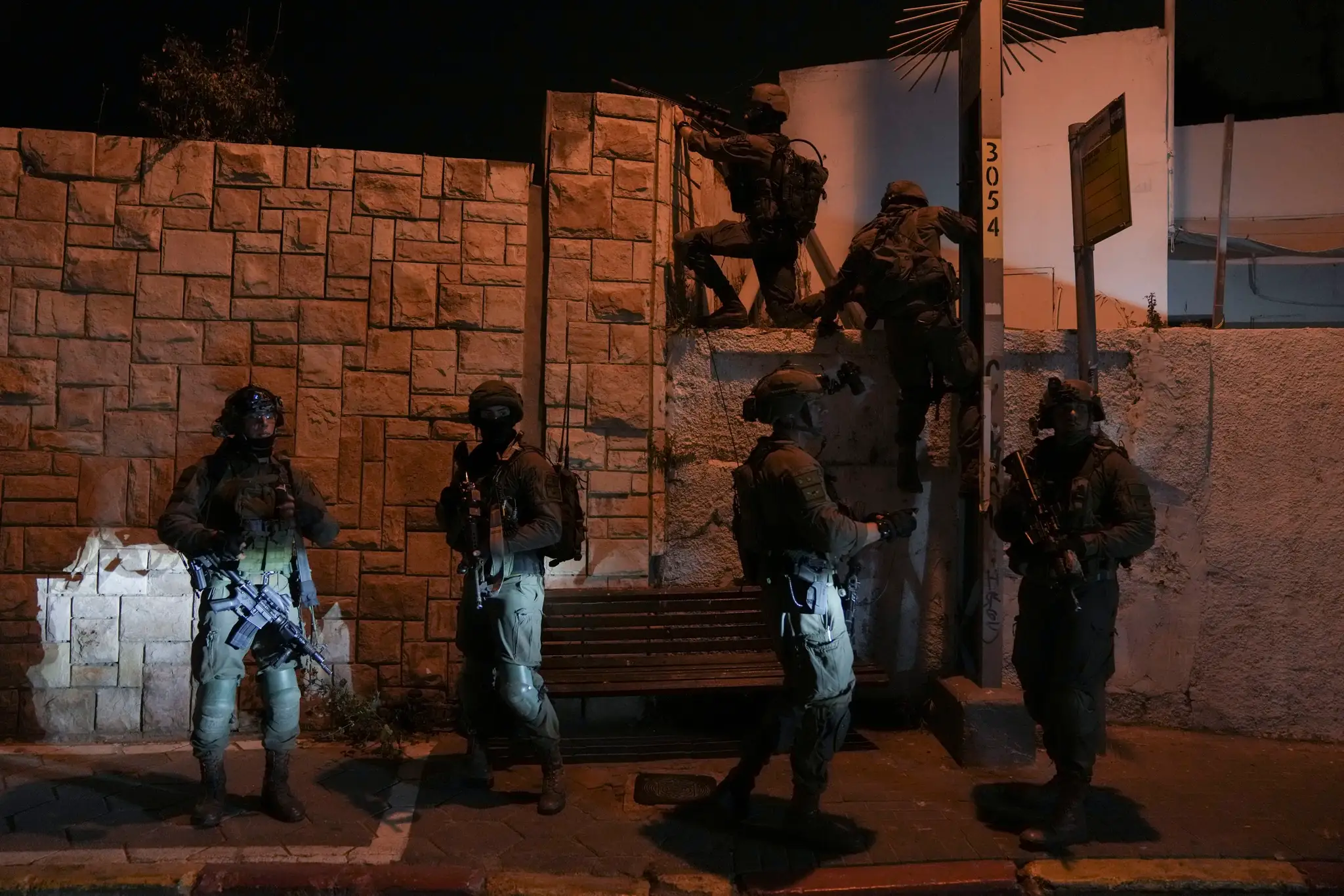 Izraelská polícia na mieste činu.