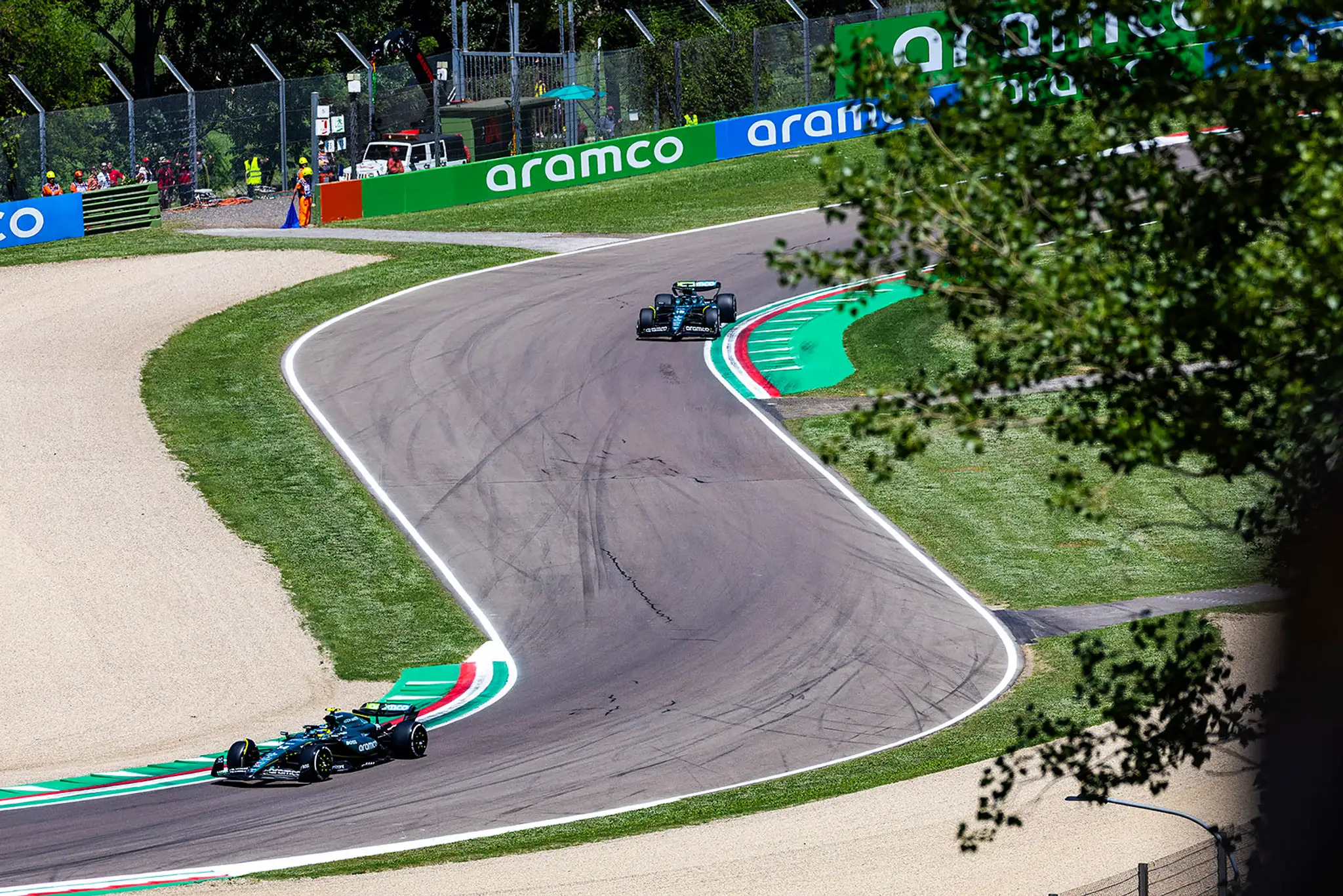 Fernando Alonso na trati v Imole.