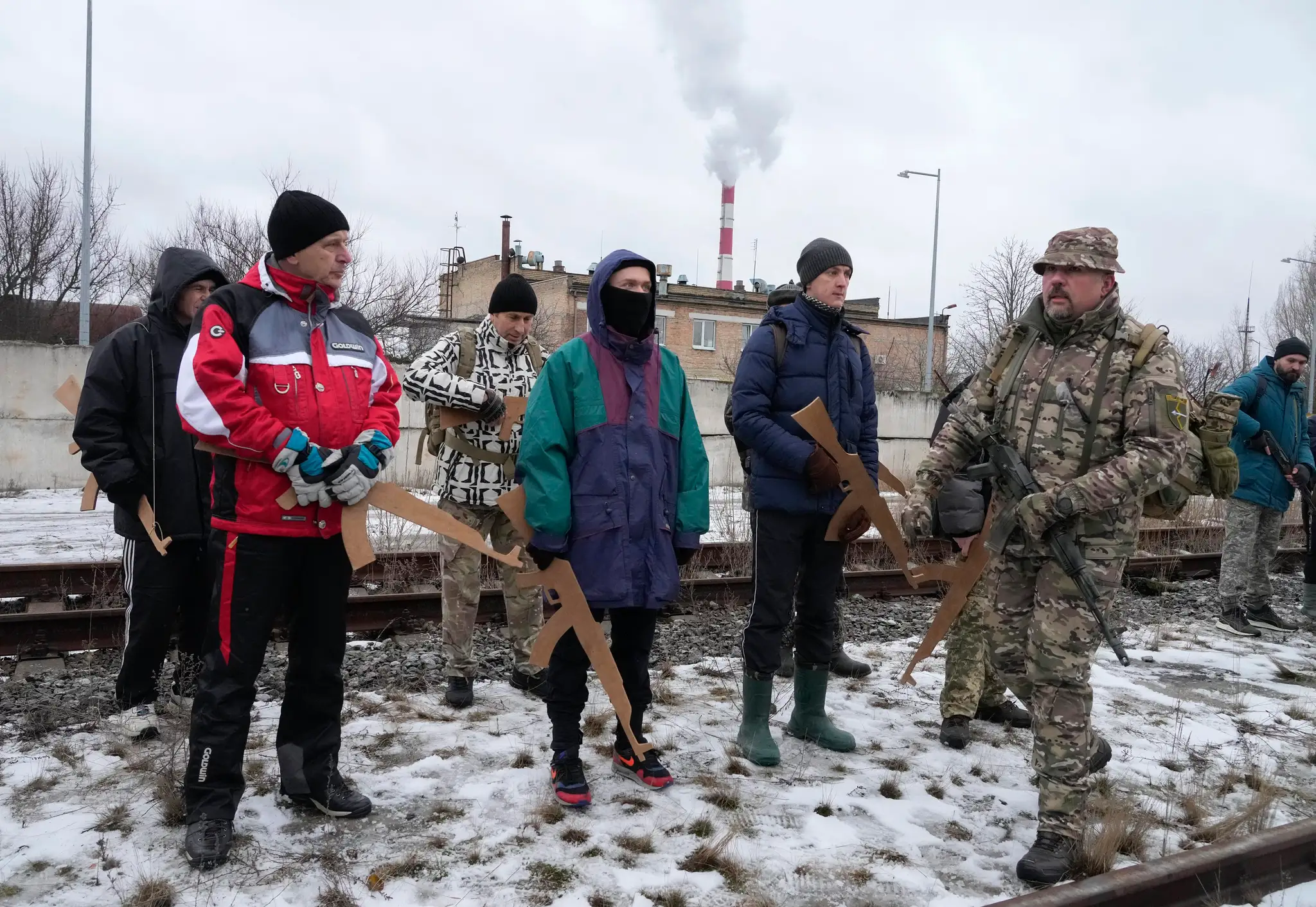 Príslušníci ukrajinskej armády cvičia dobrovoľníkov z domobrany v Kyjeve.