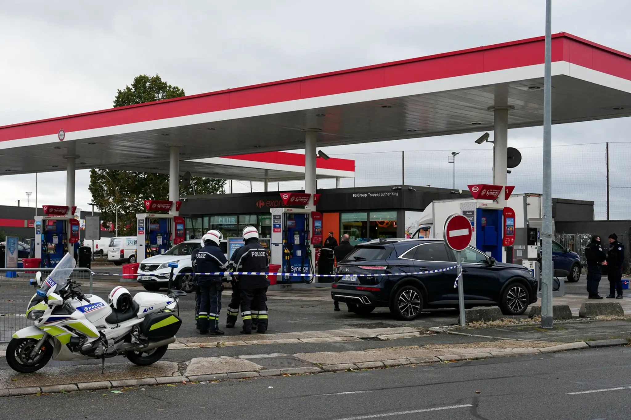 Policajti zasahujú na čerpacej stanici, kde podľa policajných zdrojov muž začal strieľať zo svojho auta.