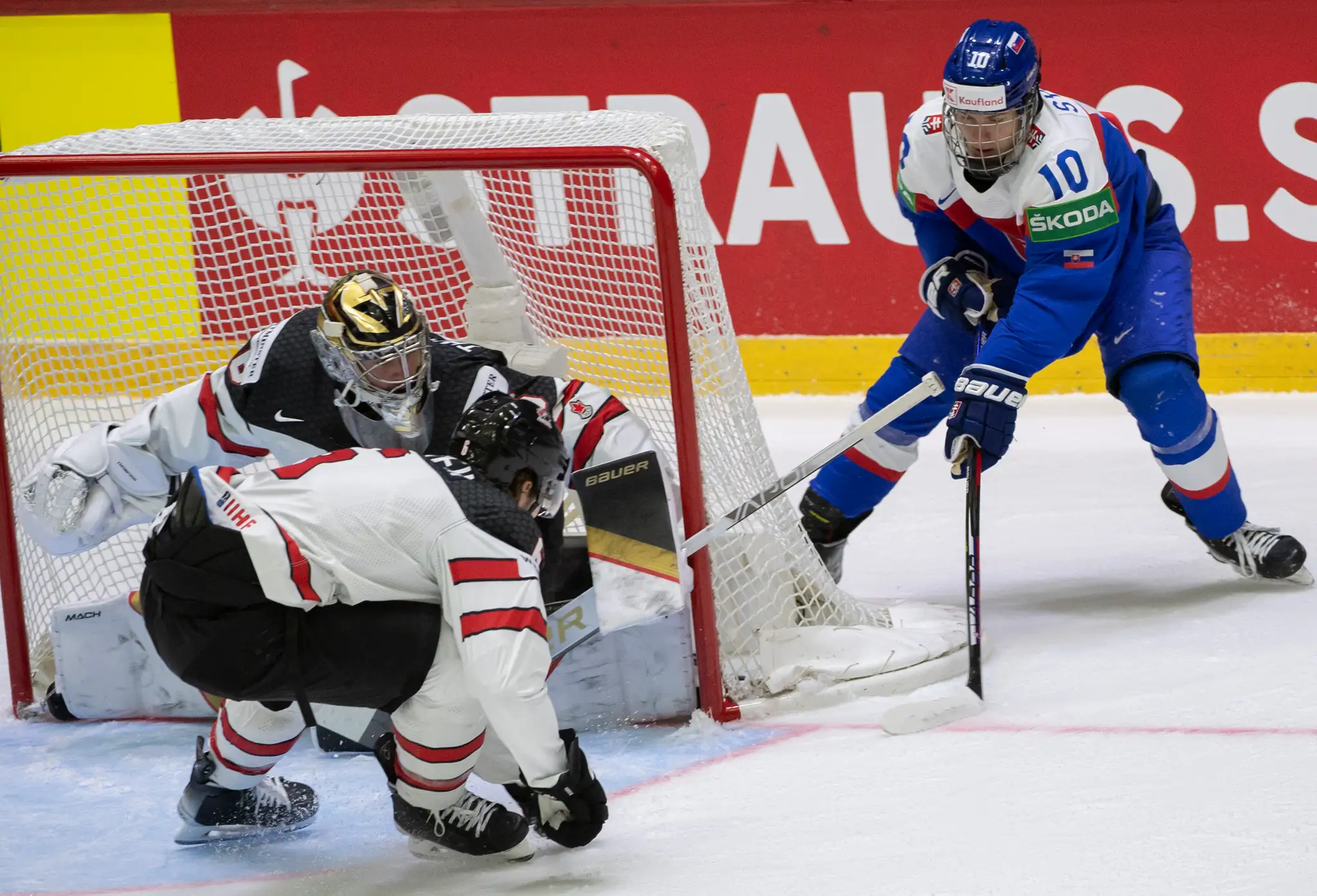Vpravo Adam Sýkora, uprostred Travis Sanheim a brankár Logan Thompson (obaja Kanada) v zápase MS 2022.