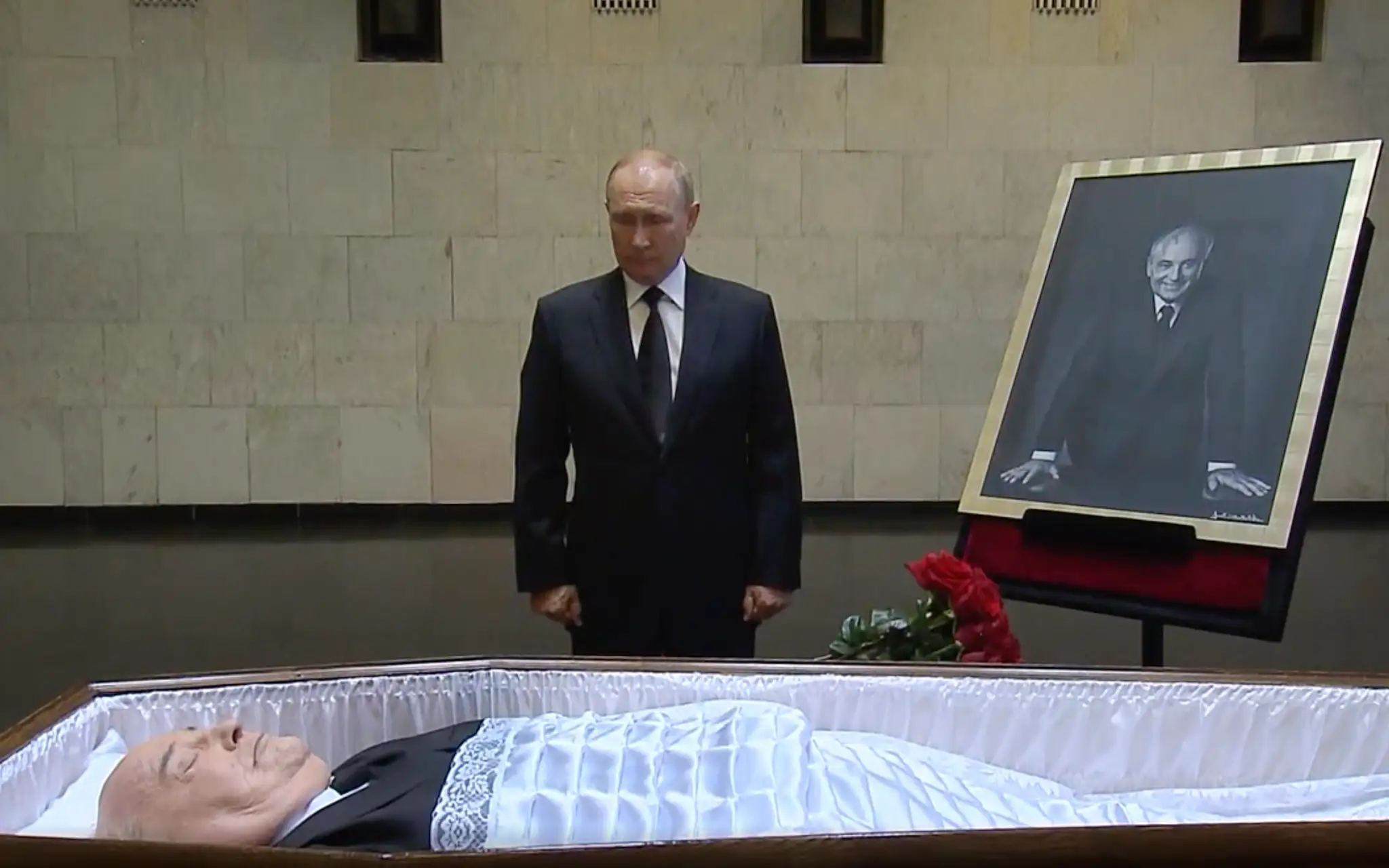 Na videosnímke ruský prezident Vladimir Putin stojí pred truhlou s pozostatkami bývalého prezidenta ZSSR Michaila Gorbačova.