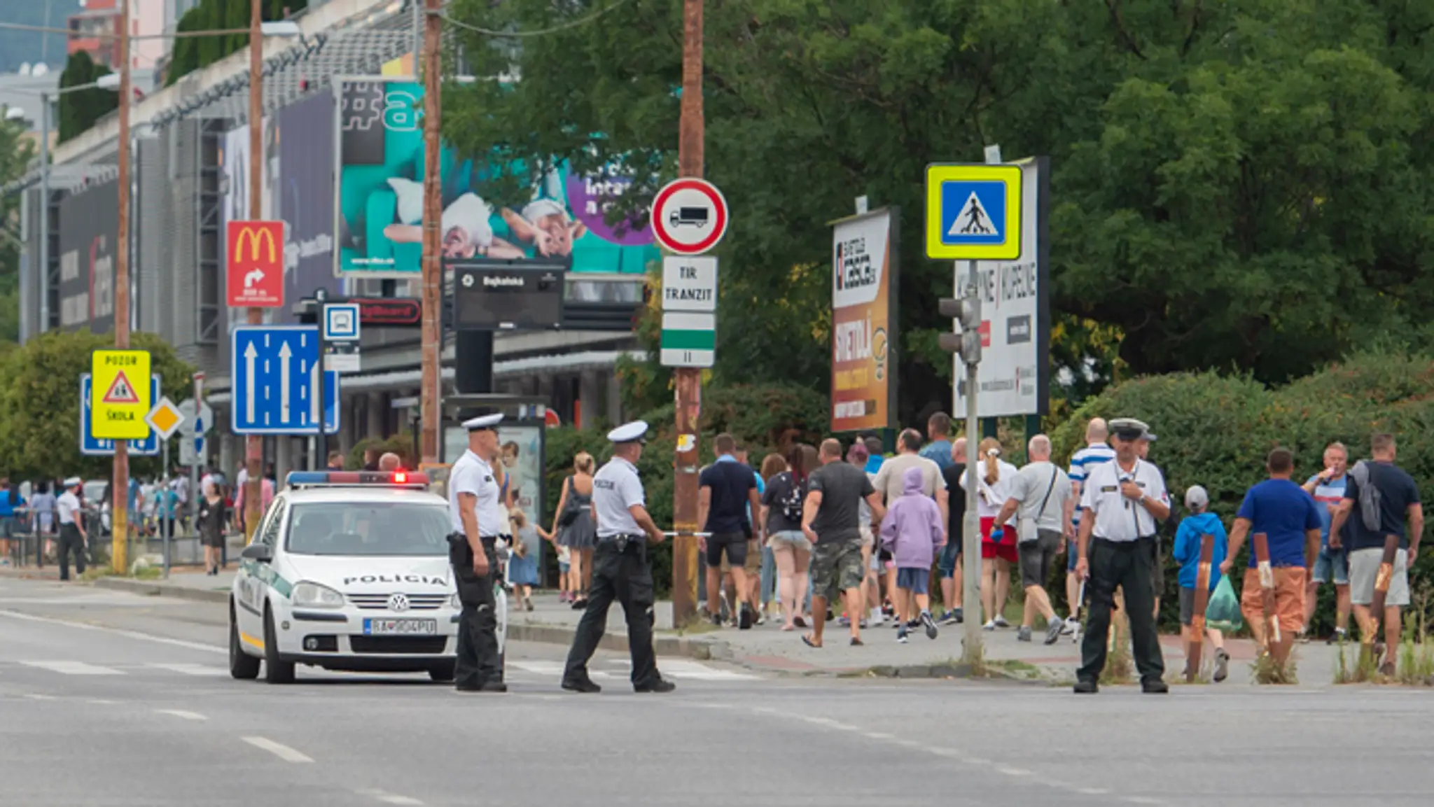Policajti hliadkujú na uzatvorenej Bajkalskej ulici.