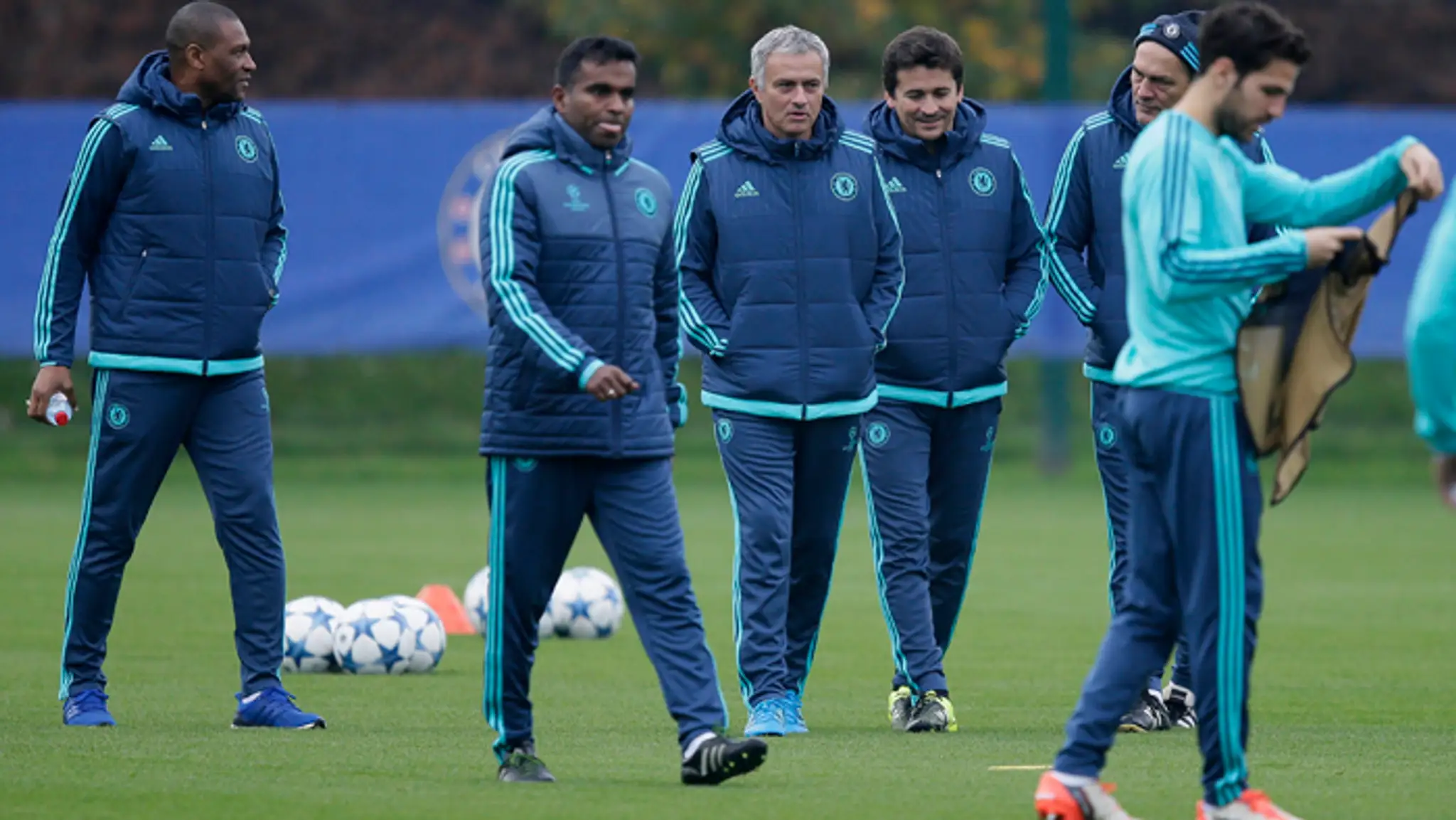 Tréner Chelsea Jose Mourinho (v strede) a Cesc Fabregas (vpravo vpredu).
