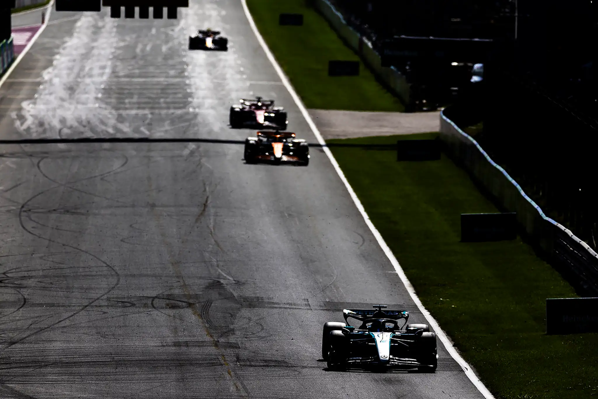 V popredí George Russell na Mercedese.