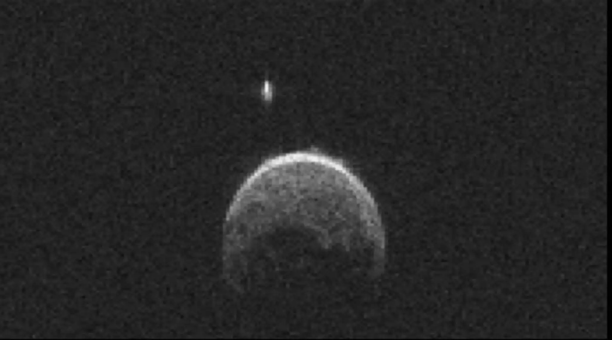 Asteroid tesne minul Zem.