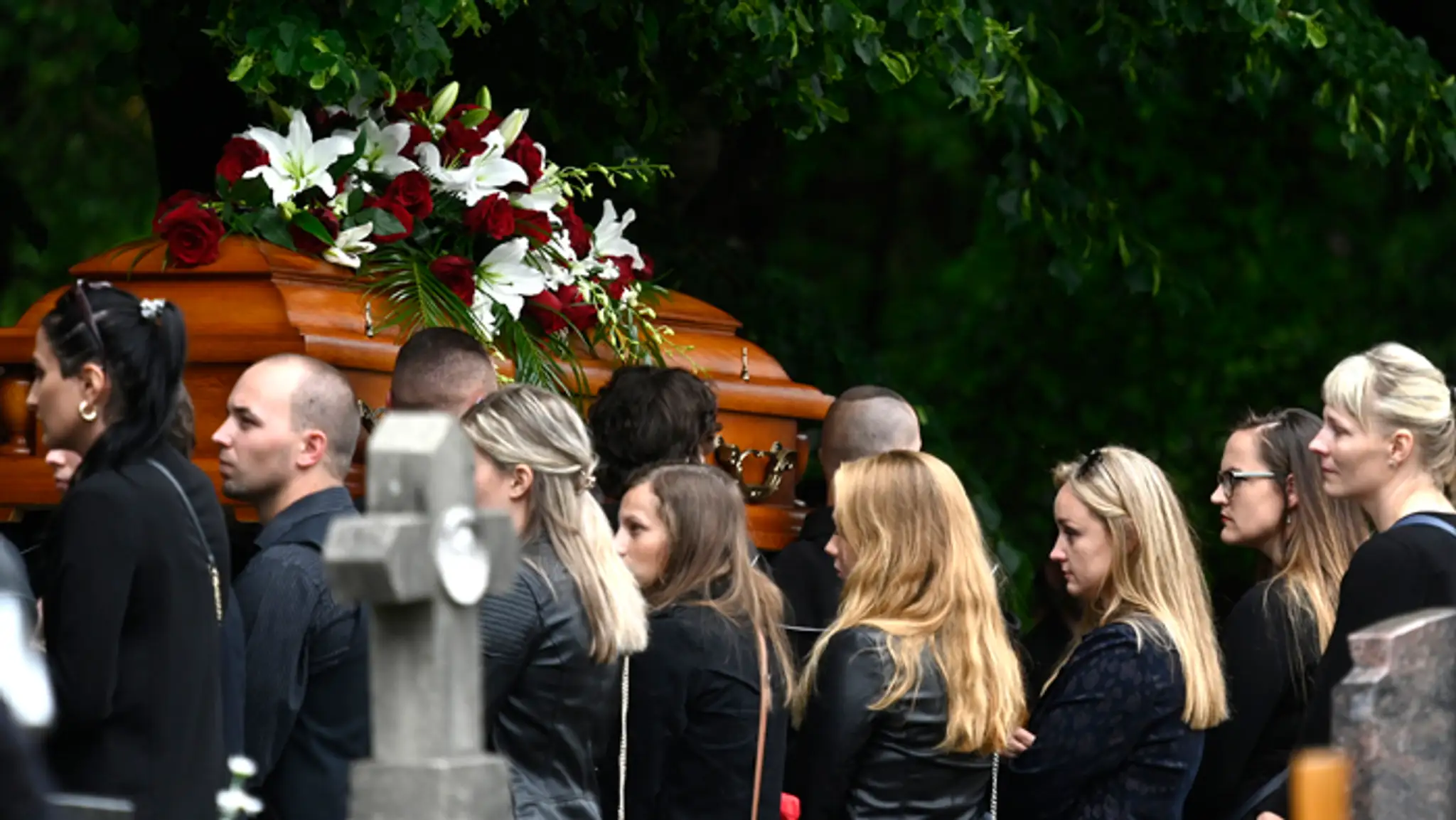 Posledná rozlúčka s tragicky zosnulým učiteľom Spojenej školy vo Vrútkach Jaroslavom Budzom.