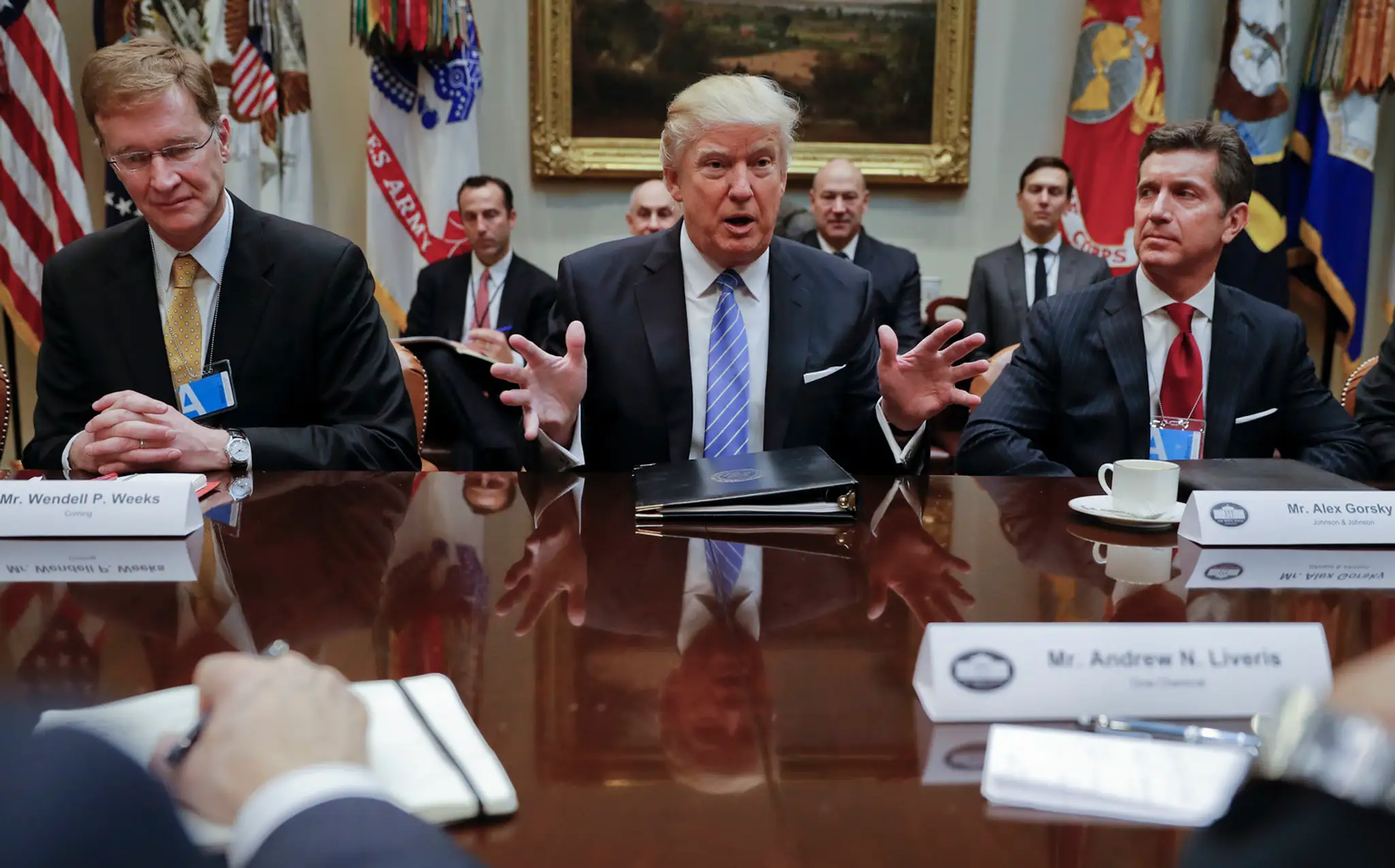 Americký prezident Donald Trump sa rozpráva s obchodnými lídrami v Rooseveltovej sieni Bieleho domu vo Washingtone.