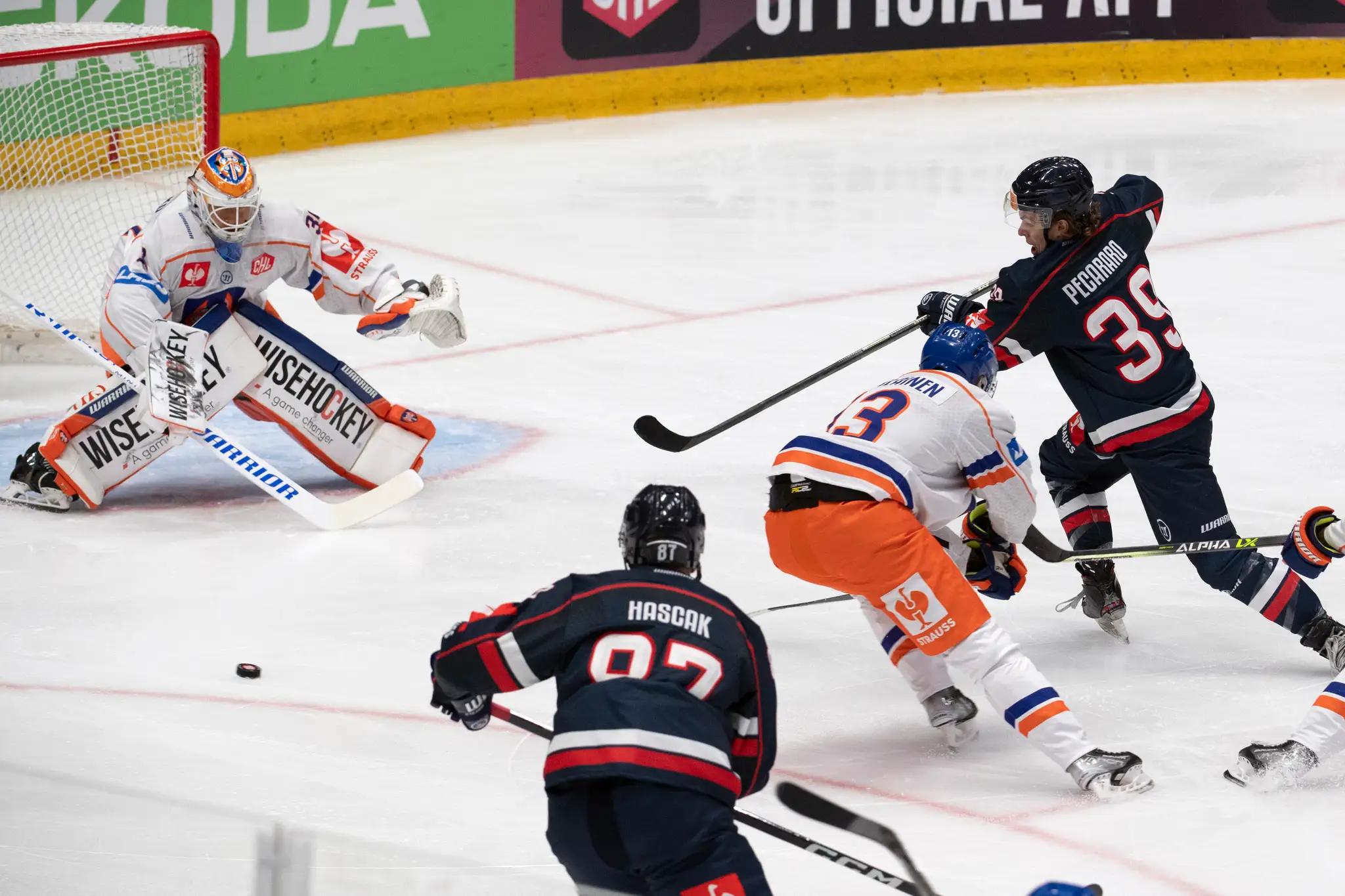 Vpravo Liam Pecararo (Slovan), druhý sprava Valterri Kemiläinen a vľavo brankár Christian Heljanko (obaja Tappara) v stretnutí Ligy majstrov.