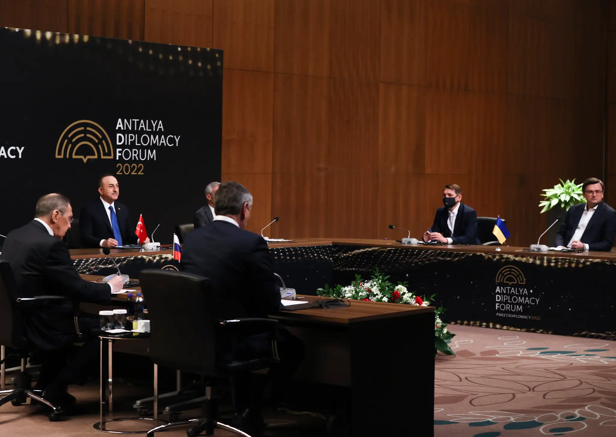 Stretnutie šéfov diplomacií Ruska, Ukrajiny a Turecka.