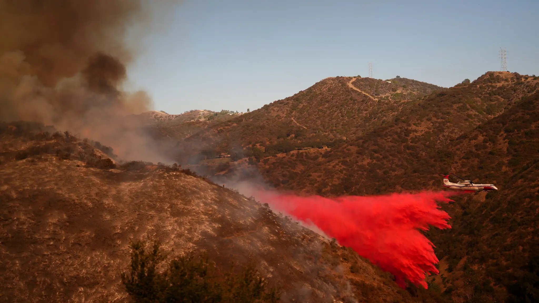 V Los Angeles zhadzujú lietadlá ružový prášok