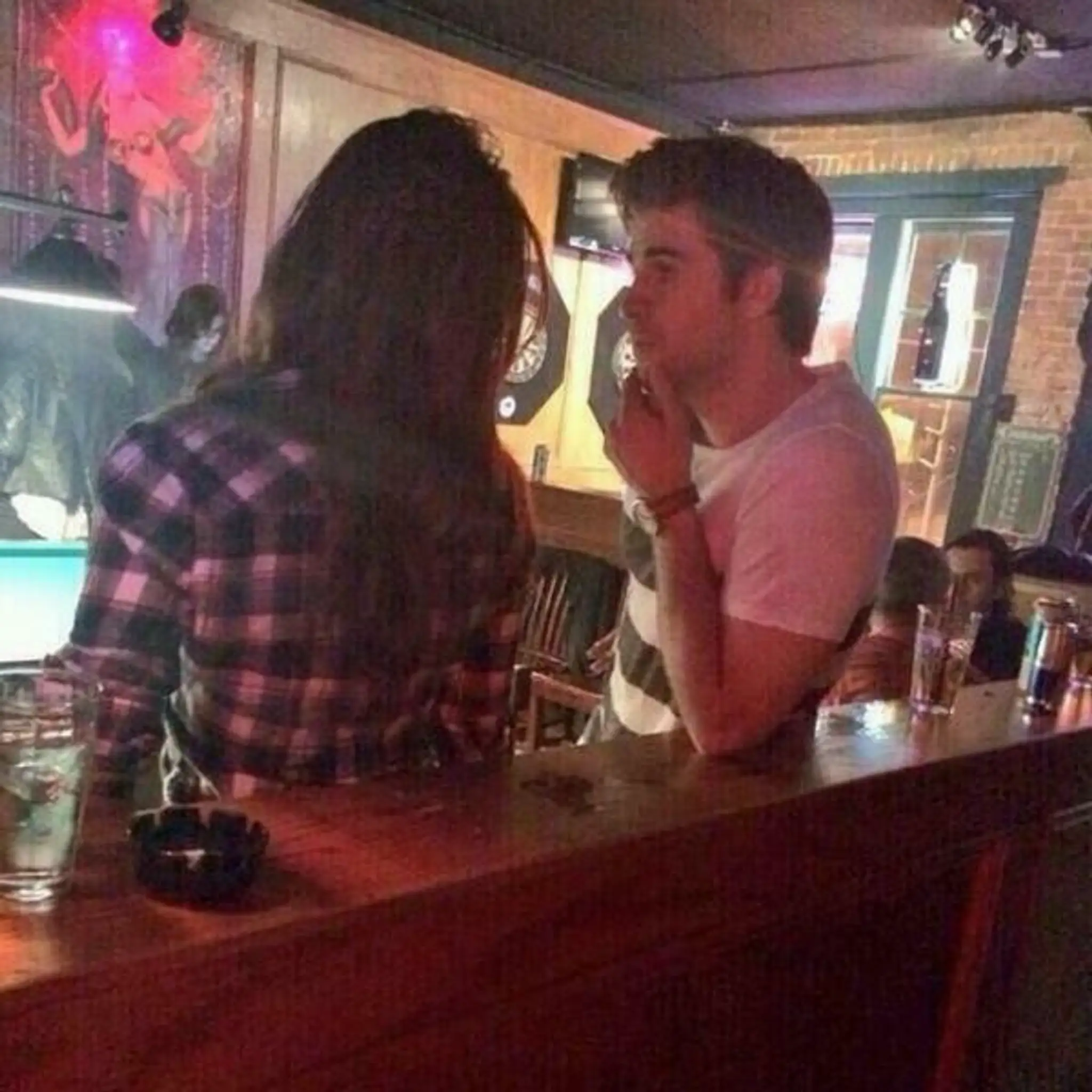 Nina Dobre a Liam Hemsworth si vyšli na rande do baru. 