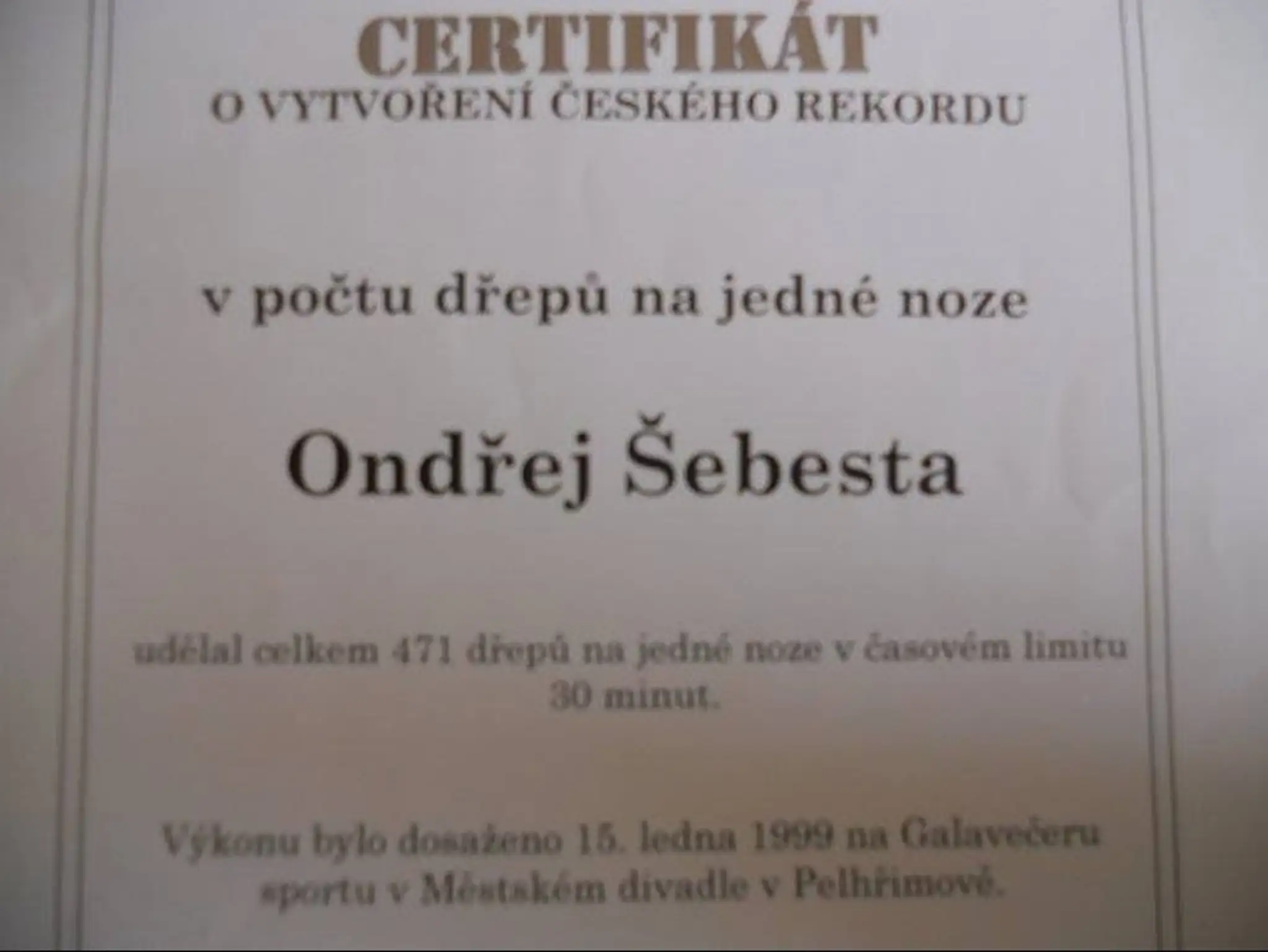 Český rekordér sa pochválil diplomom.