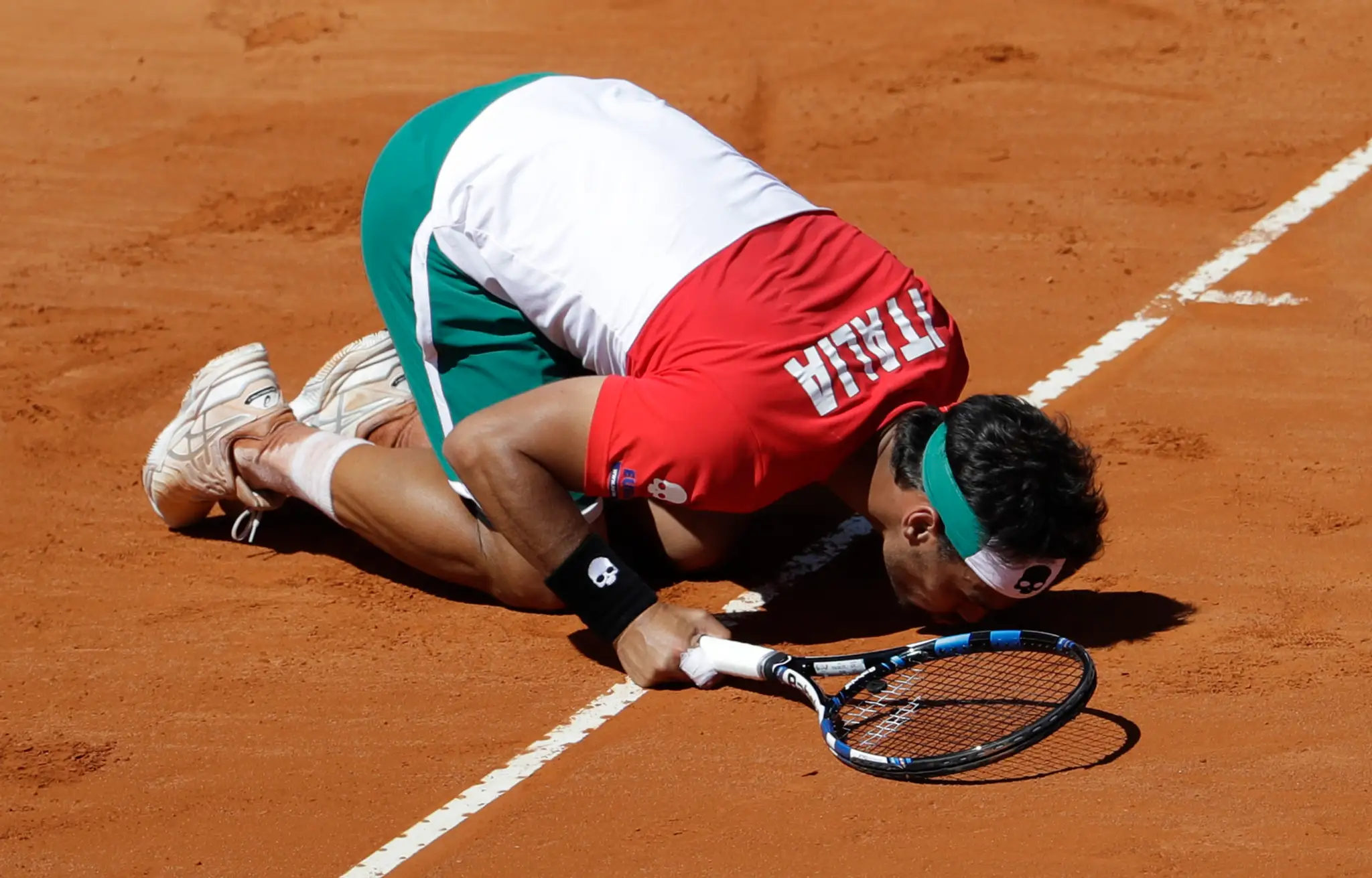 Talian Fabio Fognini jasá po triumfe nad Guidom Pellom v dueli Davis Cupu v Argentíne.